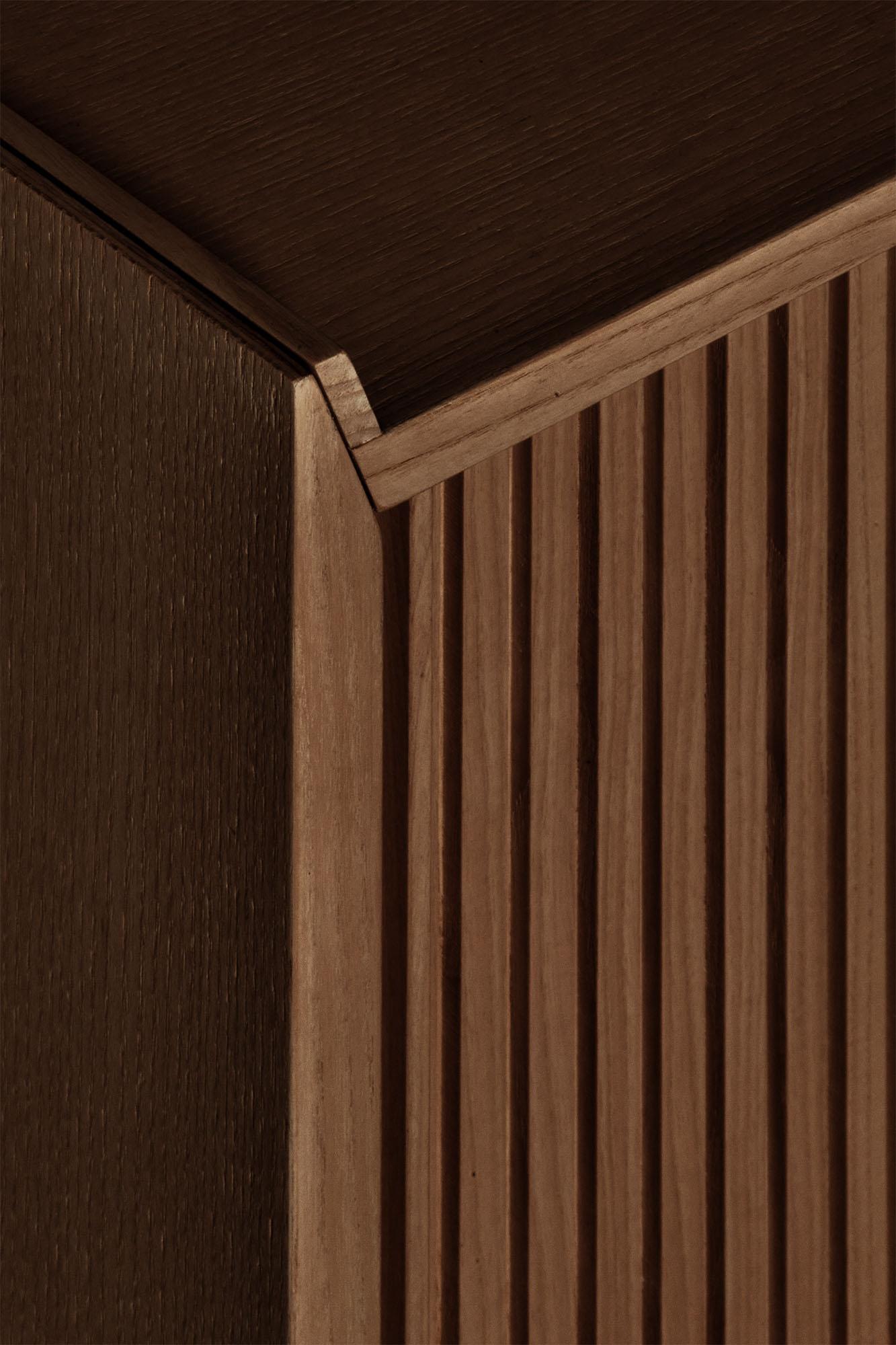 Sipario Sideboard aus Massivholz, Esche in brauner Oberfläche, 3 Türen, zeitgenössisch (Geölt) im Angebot