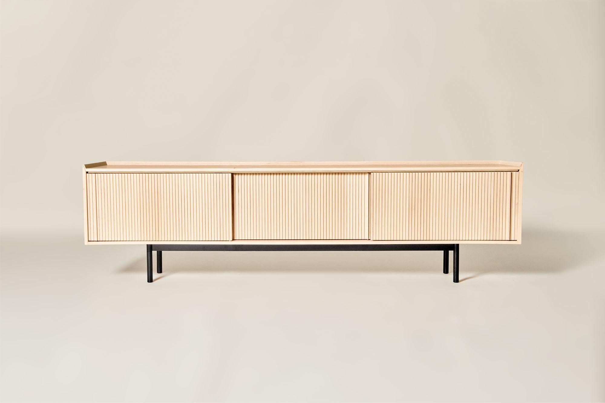 Sipario Sideboard aus Massivholz, Esche in brauner Oberfläche, 3 Türen, zeitgenössisch (Asche) im Angebot