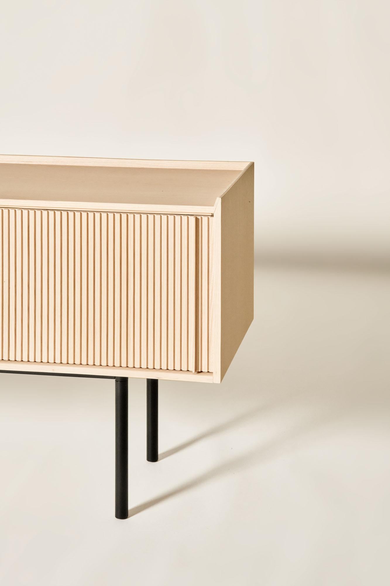 Sipario Sideboard aus Massivholz, Esche in natürlicher Oberfläche, 2 Türen, zeitgenössisch im Angebot 2