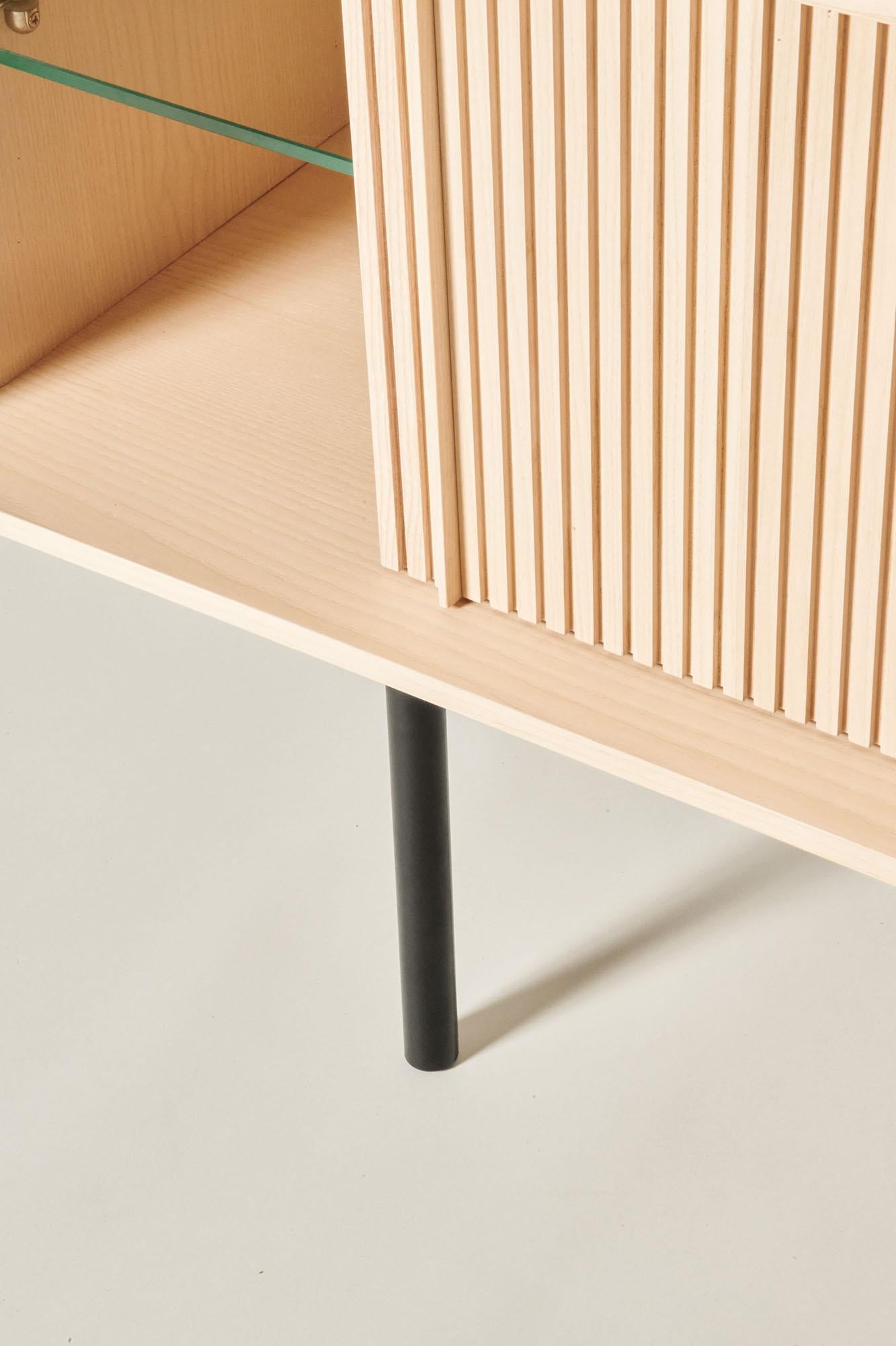 Sipario Sideboard aus Massivholz, Esche in natürlicher Oberfläche, 2 Türen, zeitgenössisch im Angebot 5