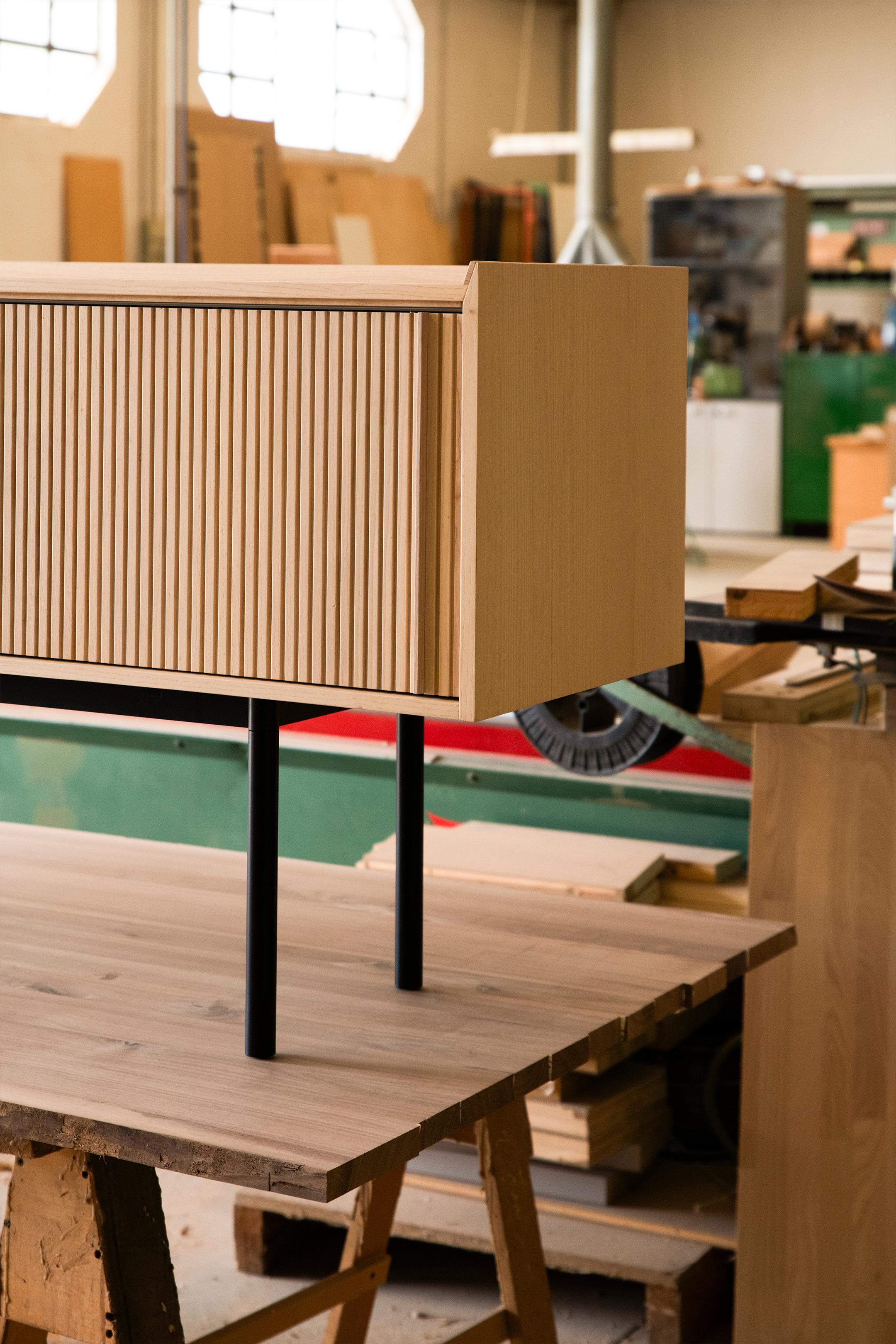 Sipario Sideboard aus Massivholz, Esche in natürlicher Oberfläche, 2 Türen, zeitgenössisch im Angebot 11