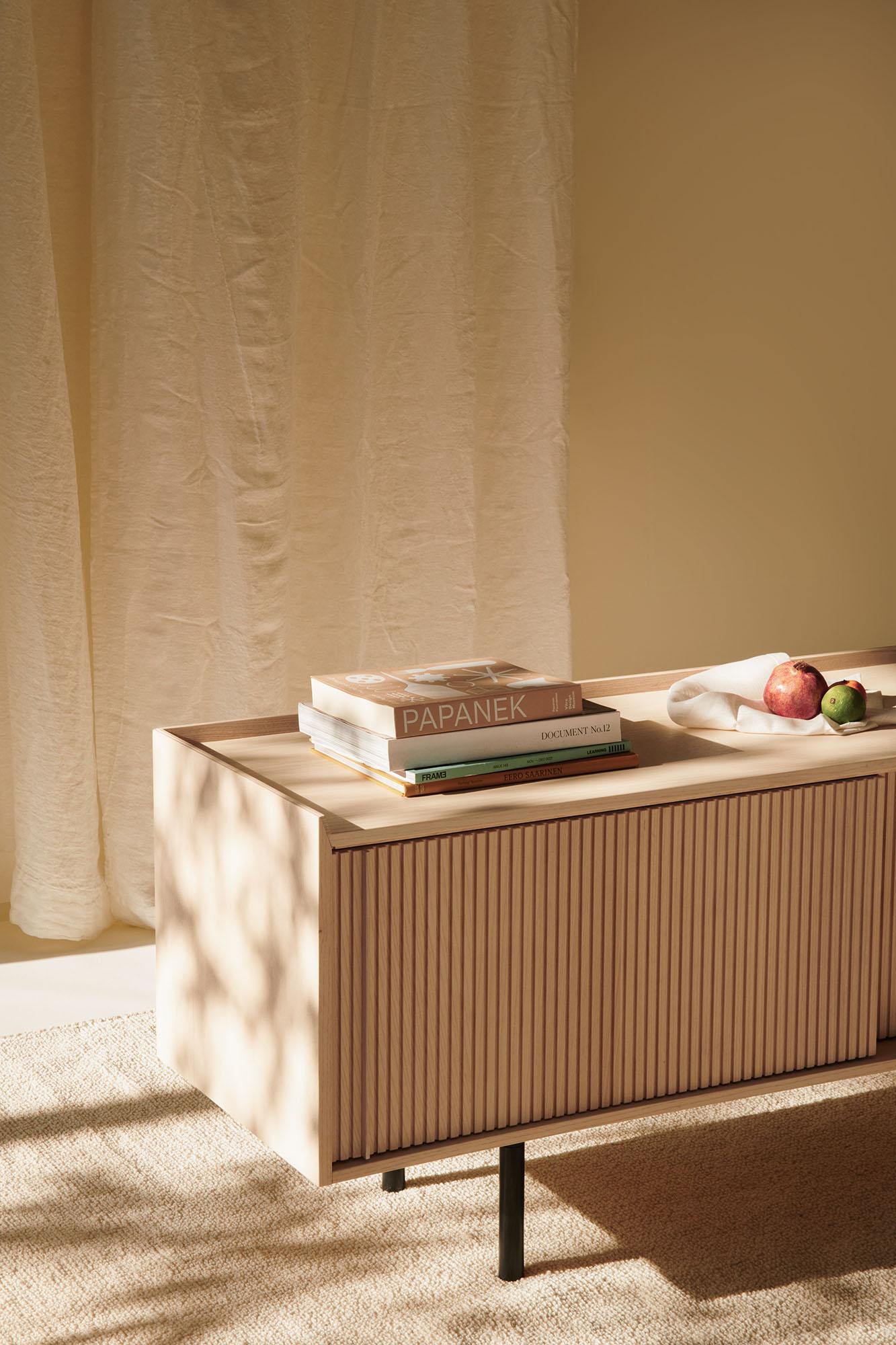 Sipario Sideboard aus Massivholz, Esche in natürlicher Oberfläche, 2 Türen, zeitgenössisch (Moderne) im Angebot