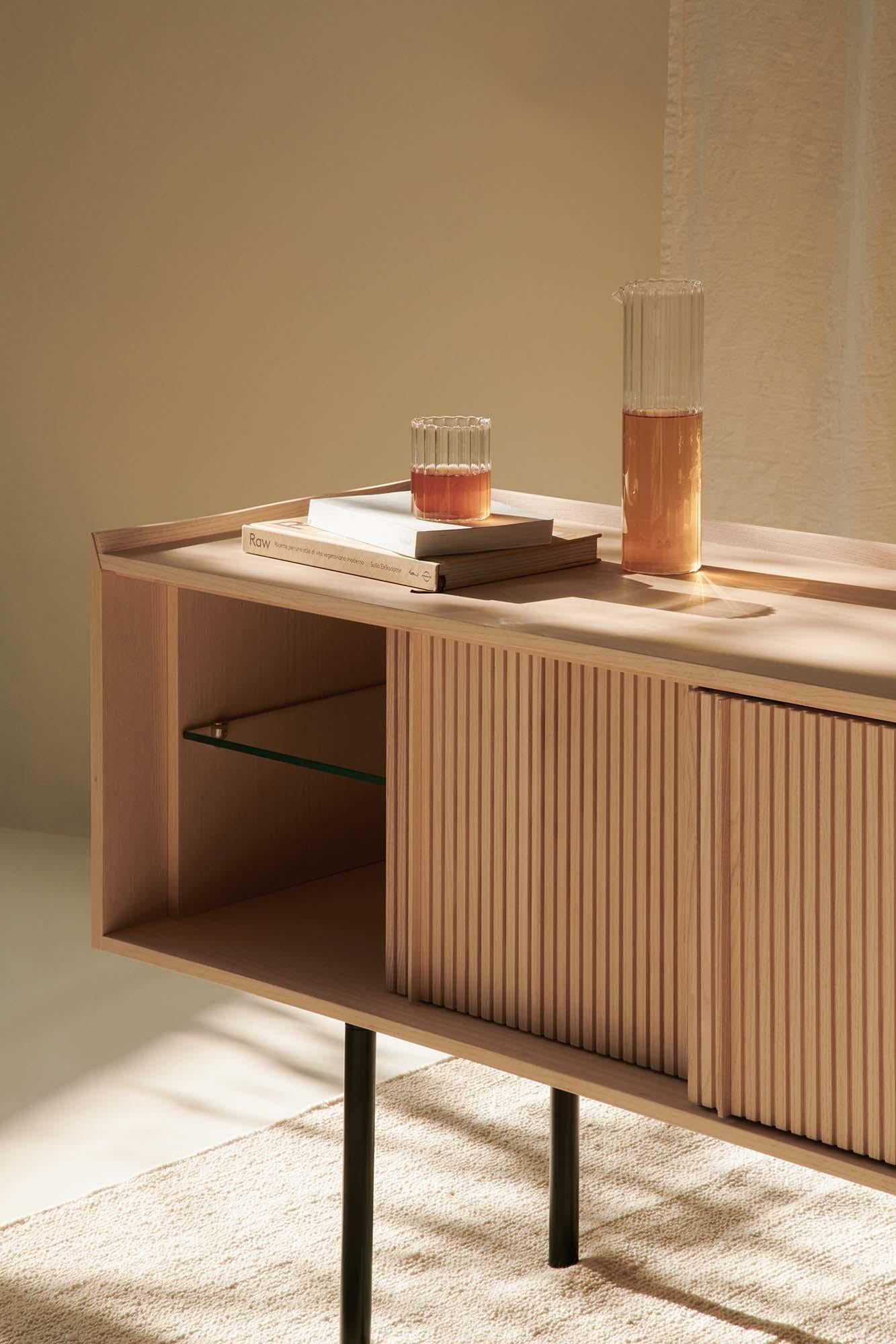 Sipario Sideboard aus Massivholz, Esche in natürlicher Oberfläche, 2 Türen, zeitgenössisch (Geölt) im Angebot