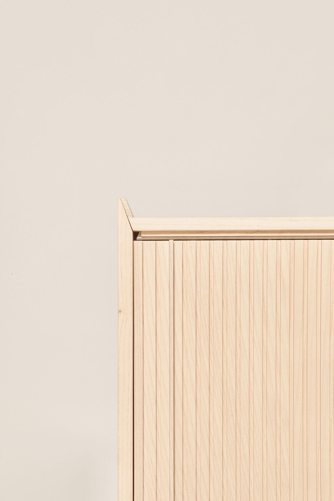 Sipario Sideboard aus Massivholz, Esche in natürlicher Oberfläche, 3 Türen, zeitgenössisch im Angebot 4