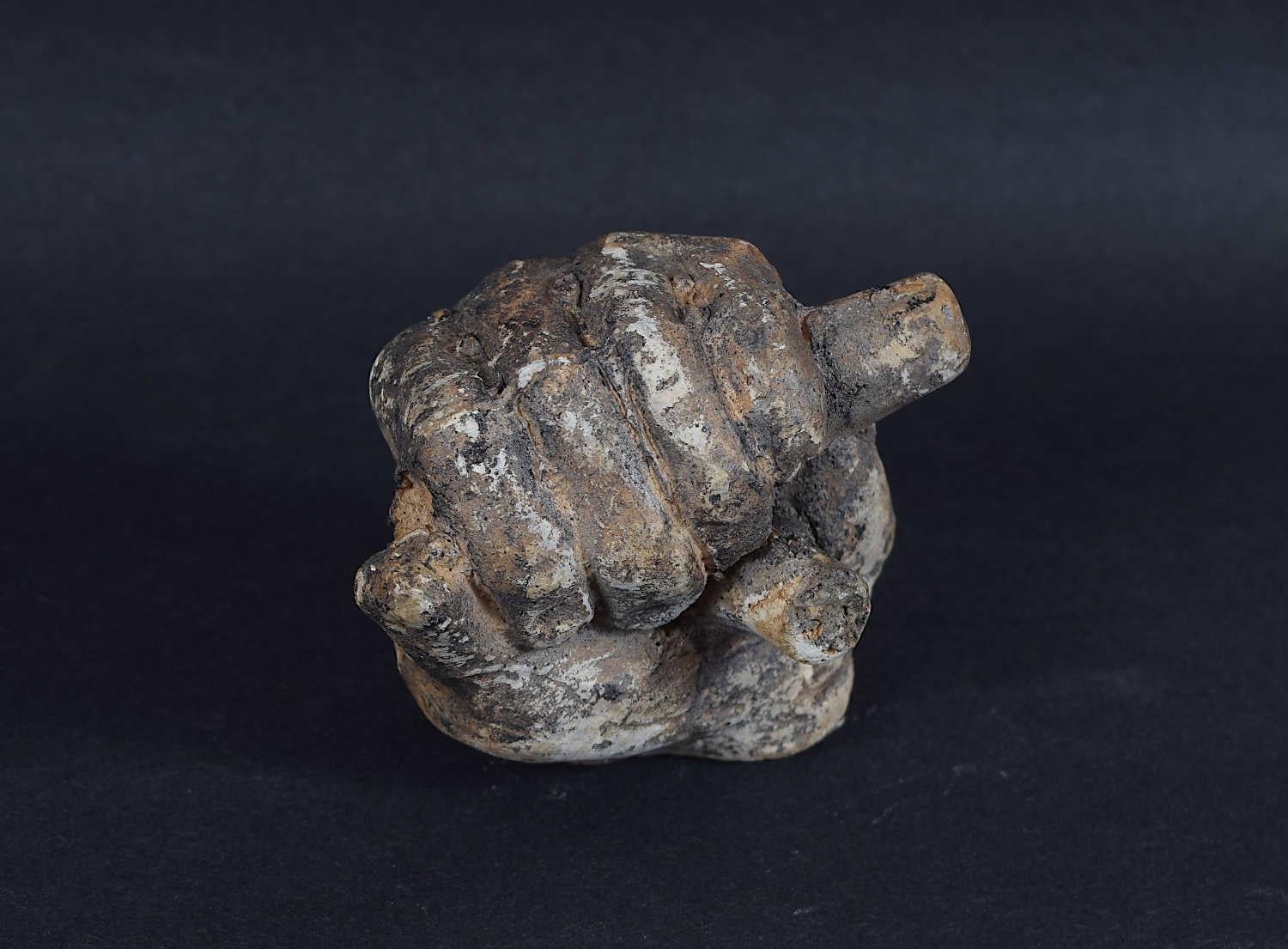 Figurative Sculpture de Sir Eduardo Paolozzi - Eduardo Paolozzi: escultura de escayola "Puño