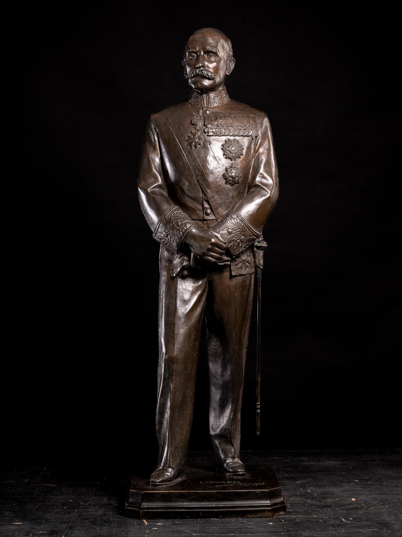 Sir Frederick Lugard-Amministratore coloniale della Nigeria. Bronzo di Herbert Cawood 1938, 92 x 27 x 27 cm, 36 1/4 x 10 5/8 x 10 5/8 in:

Herbert Harry Cawood (1890-1957) è stato uno scultore e argentiere inglese. È nato a Sheffield, nello