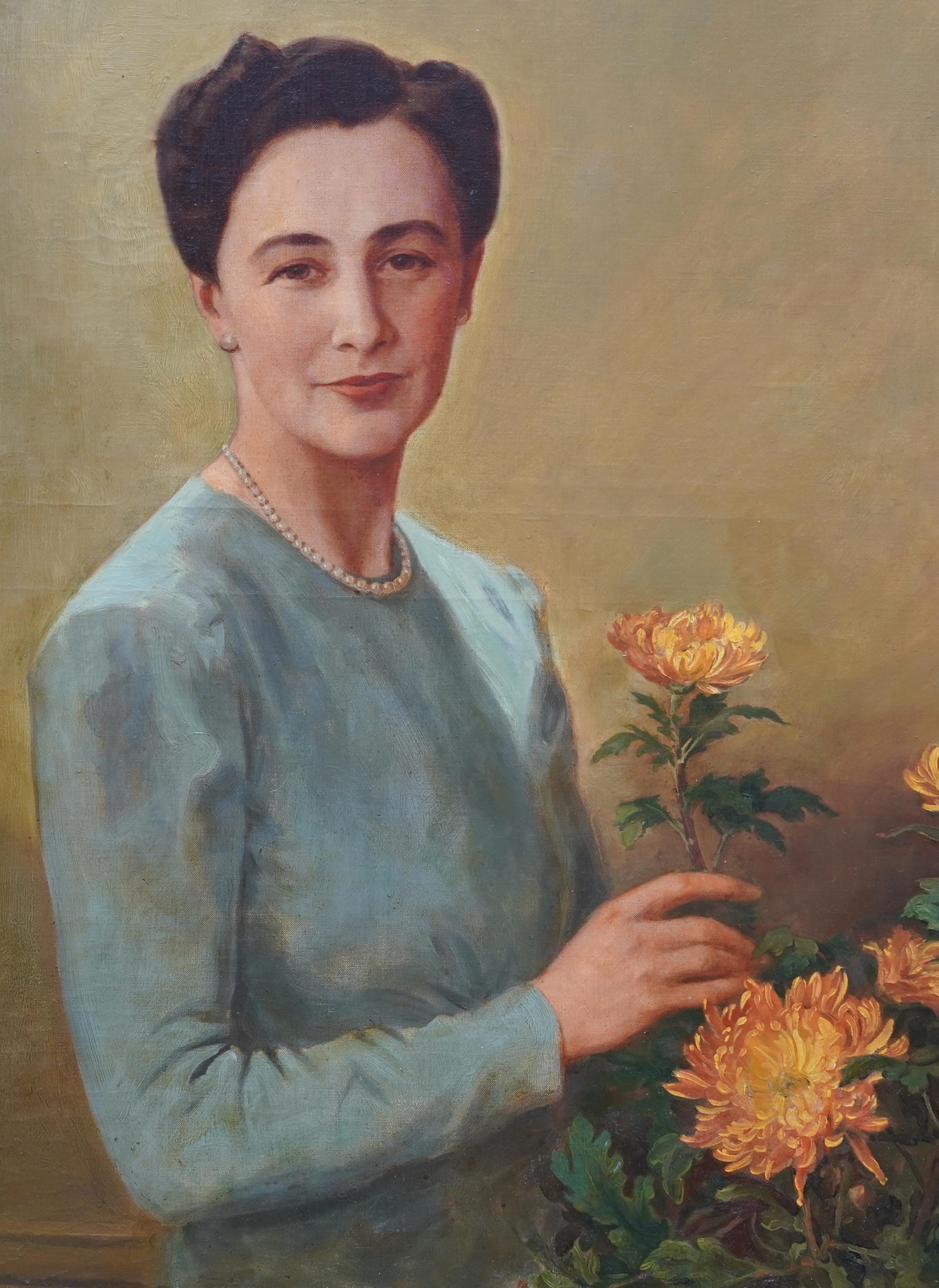 Porträt einer Dame, die Blumen arrangiert - Ölgemälde der britischen Kunst der 1940er Jahre (Realismus), Painting, von Sir Gerald Festus Kelly