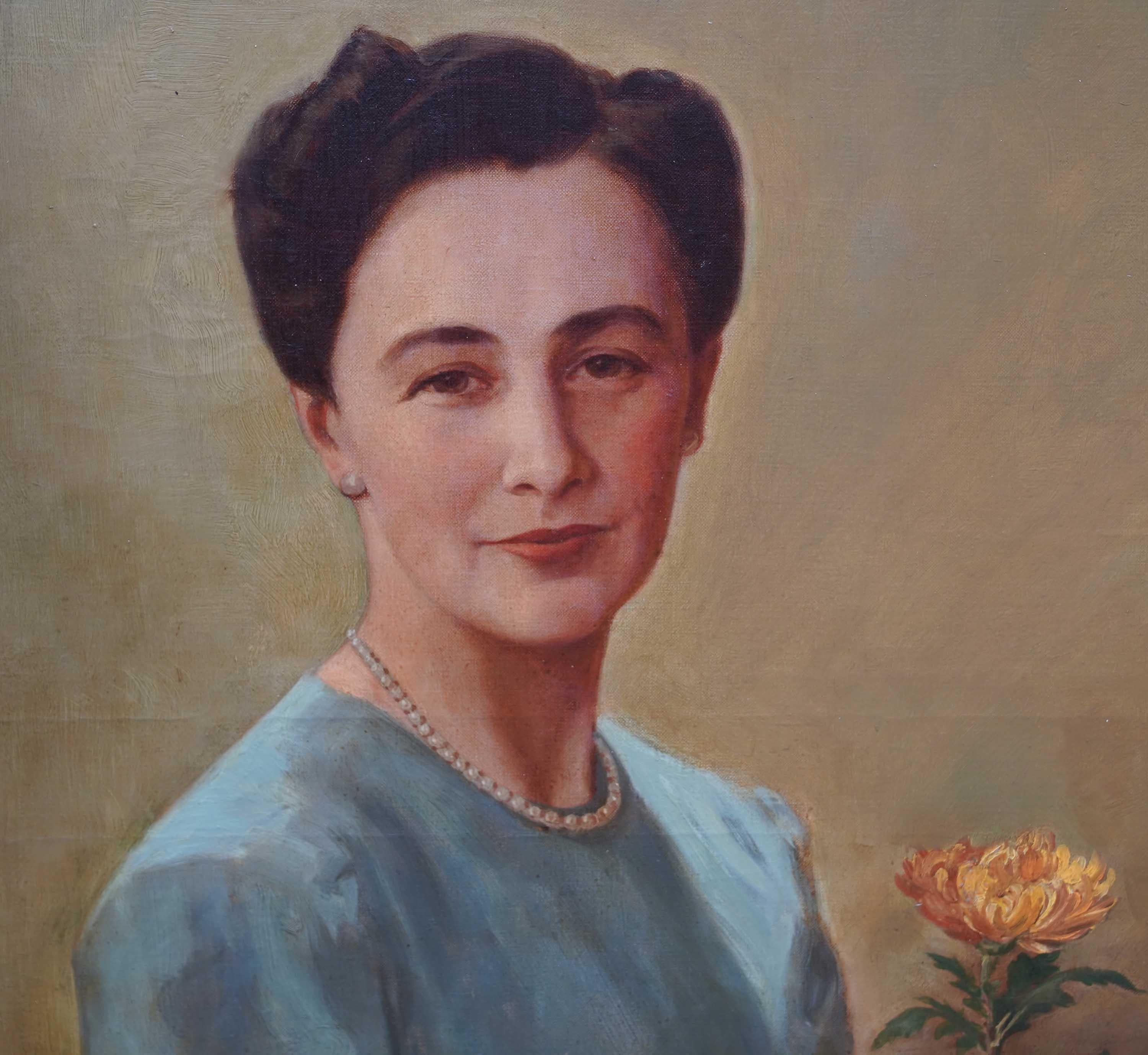 Dieses großartige britische Porträt-Ölgemälde wird dem Kreis von Festus Kelly zugeschrieben. Es wurde um 1940 gemalt und zeigt eine elegante Dame in einem hellblauen Kleid, mit Perlen und hinter dem Kopf hochgestecktem dunklem Haar in halber Länge. 