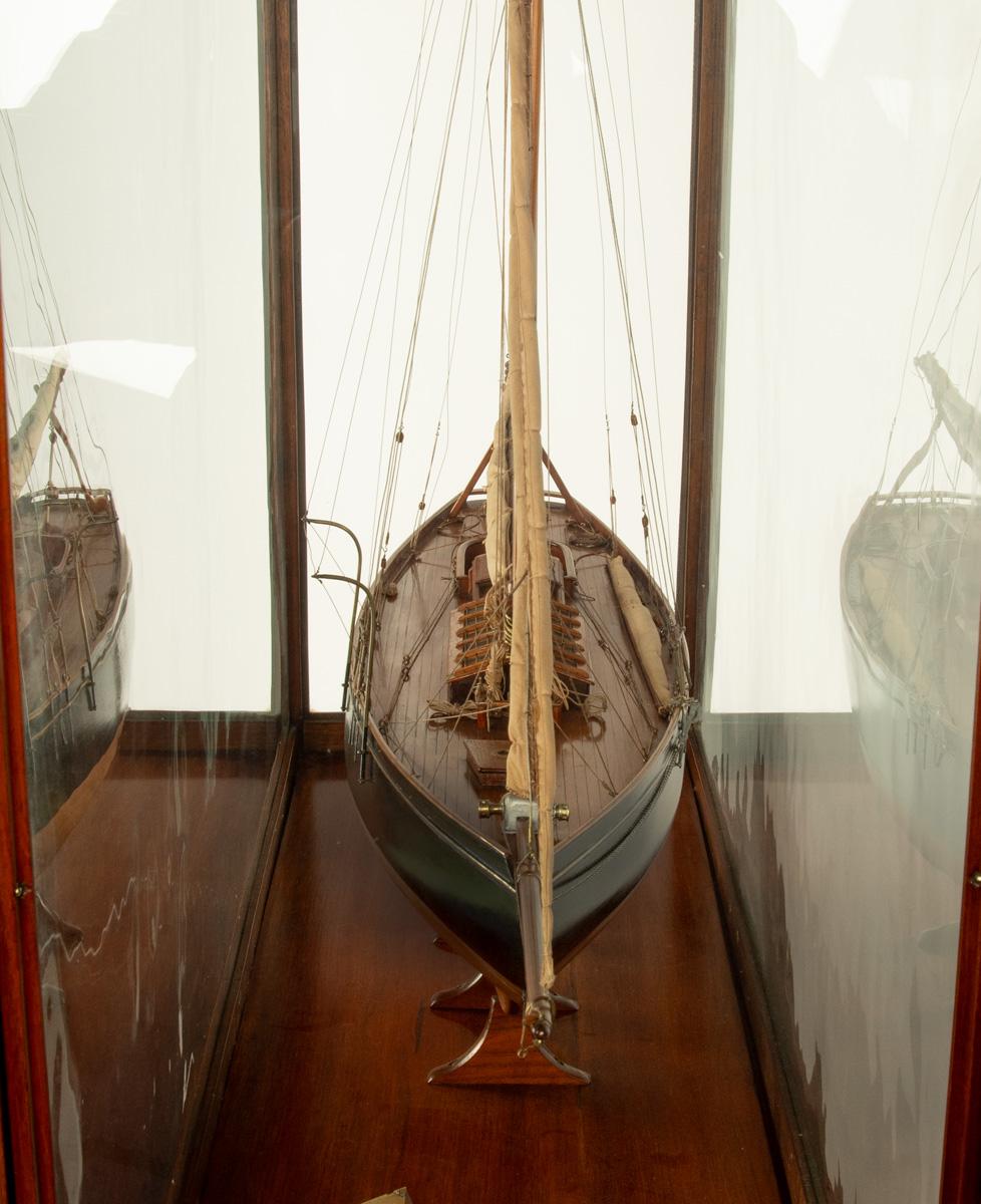 Maquette de Coquette réalisée par Sir Harold Dudley Clayton en 1899. Cette grande maquette représente la Coquette de 10 tonnes de Bristol Channel One Design à l'échelle 1/12e : Le bateau est entièrement gréé avec des voiles enroulées sur un pont en