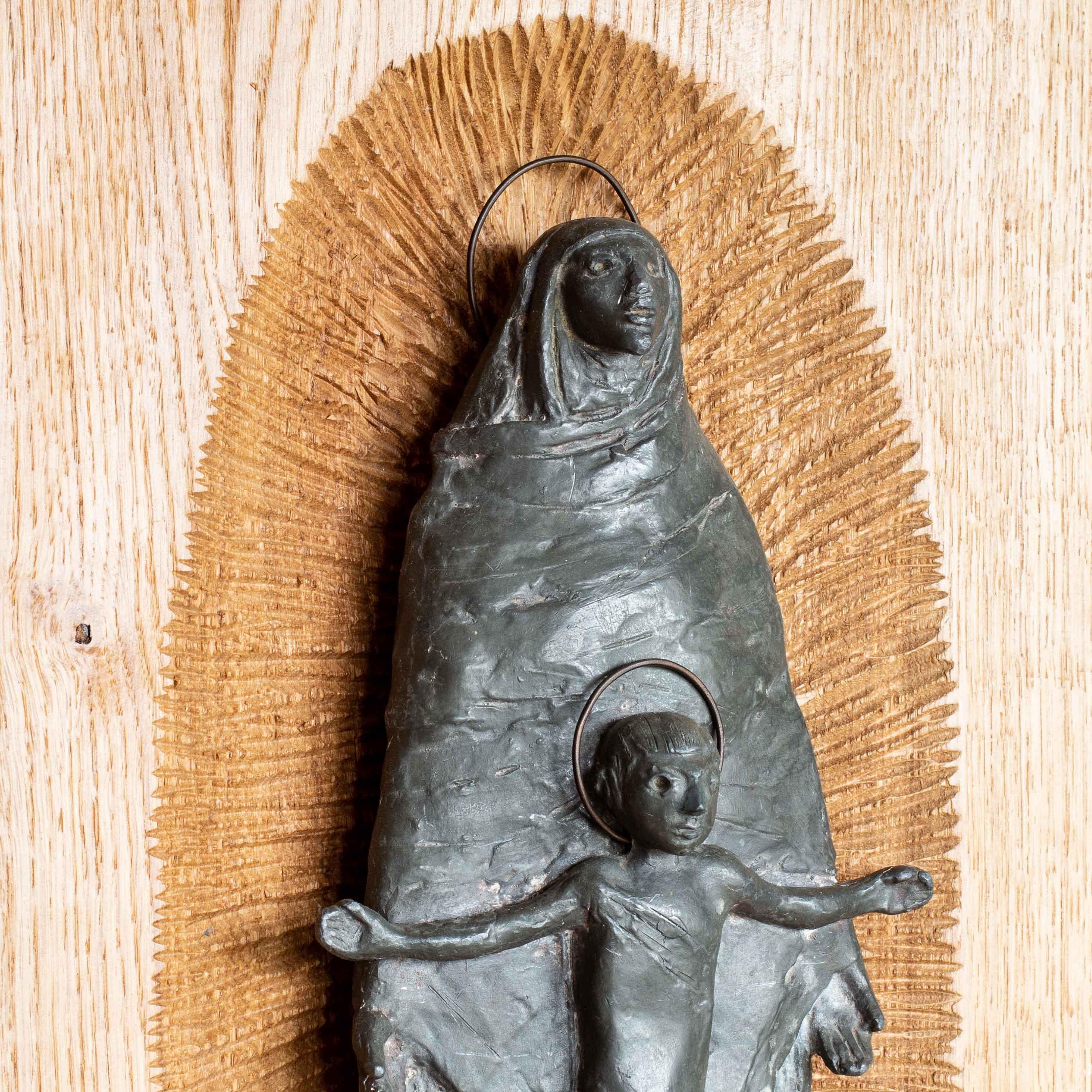 Jacob Epstein, 1950, Madonna con Bambino, scultura in piombo, firmata, inglese - Sculpture di Sir Jacob Epstein