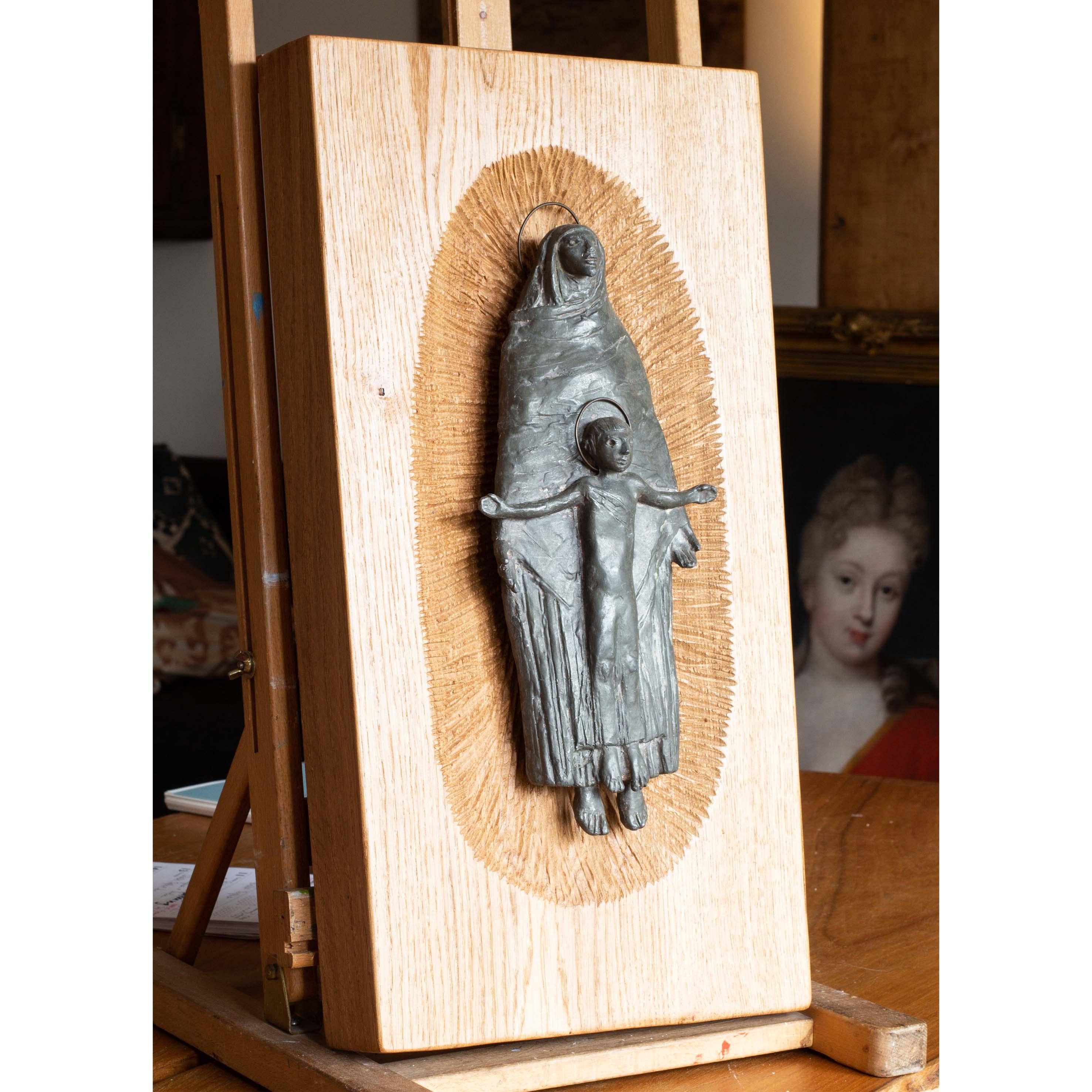 Jacob Epstein, 1950, Madonna con Bambino, scultura in piombo, firmata, inglese - Figurative Sculpture Beige di Sir Jacob Epstein