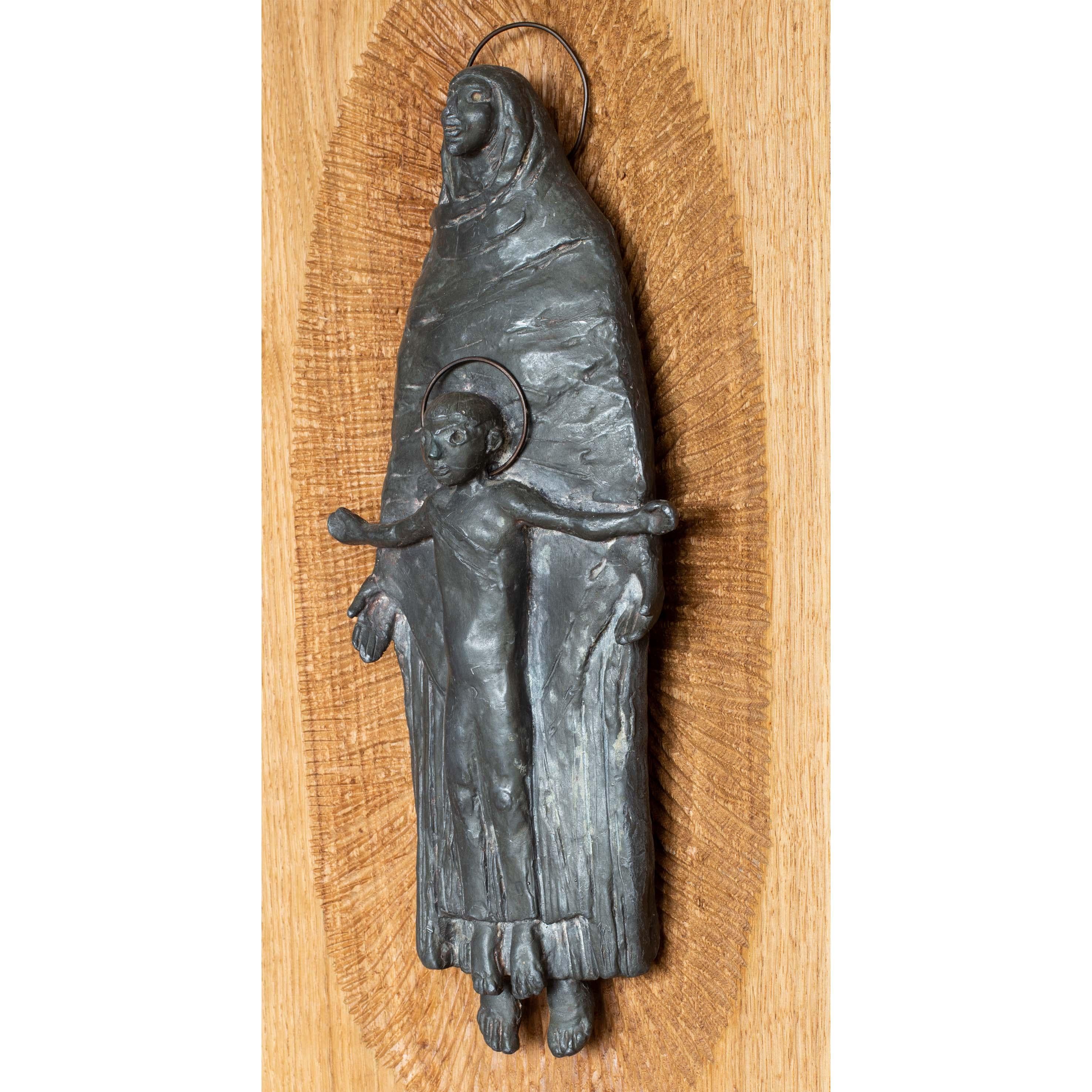 Jacob Epstein (britannico/americano, 1880-1959)
Madonna & Child, 1950
Scultura (piombo con aloni di bronzo)
34 cm.
In una nicchia devozionale in legno di quercia intagliato su misura
Firmato 'Epstein' (sul retro)
 Note: Silber 437

 Mostra: Londra,