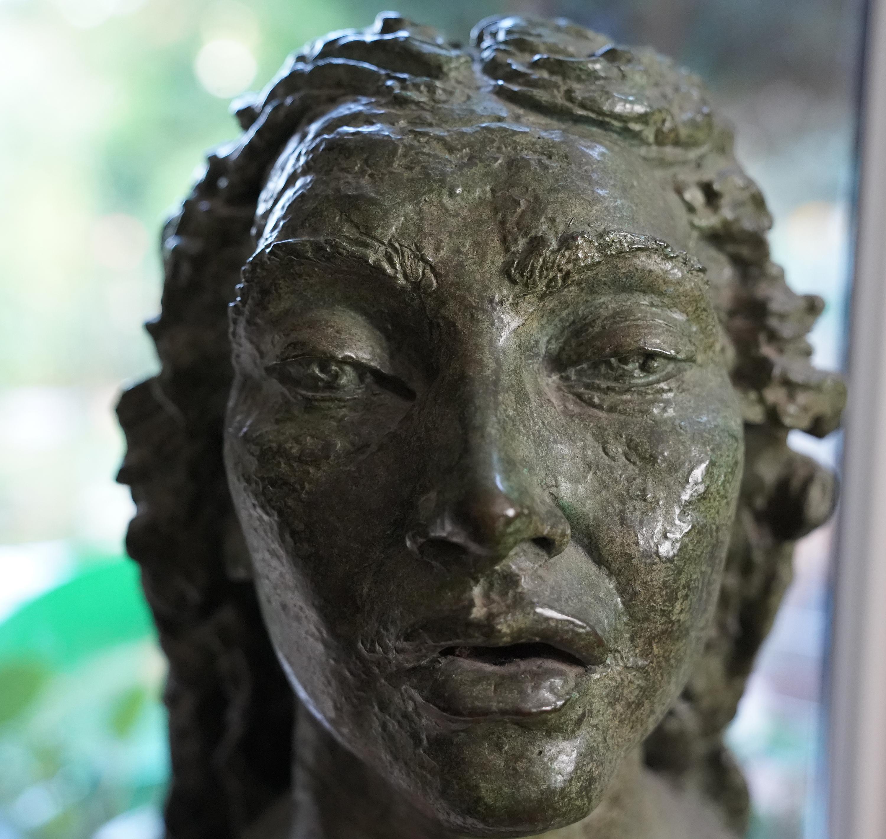 Second Portrait of Kathleen 1922 - British head shoulders  bronze sculpture For Sale 1