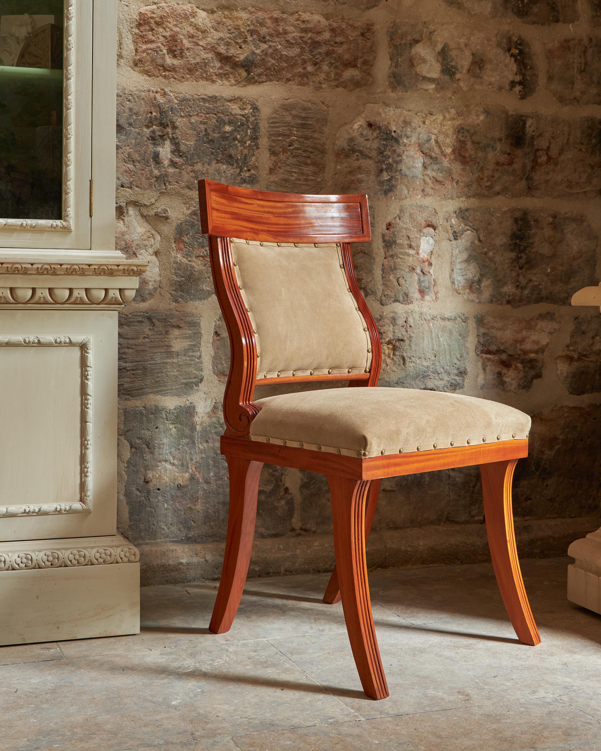 Das Design wurde von den Griechen im 5. Jahrhundert v. Chr. entwickelt. Das Design wurde dann in der englischen Regency-Periode wieder aufgegriffen. Der Stuhl ist aus Sono-Holz gefertigt, das dem Palisanderholz ähnelt. Mit dem vom Kunden gewünschten
