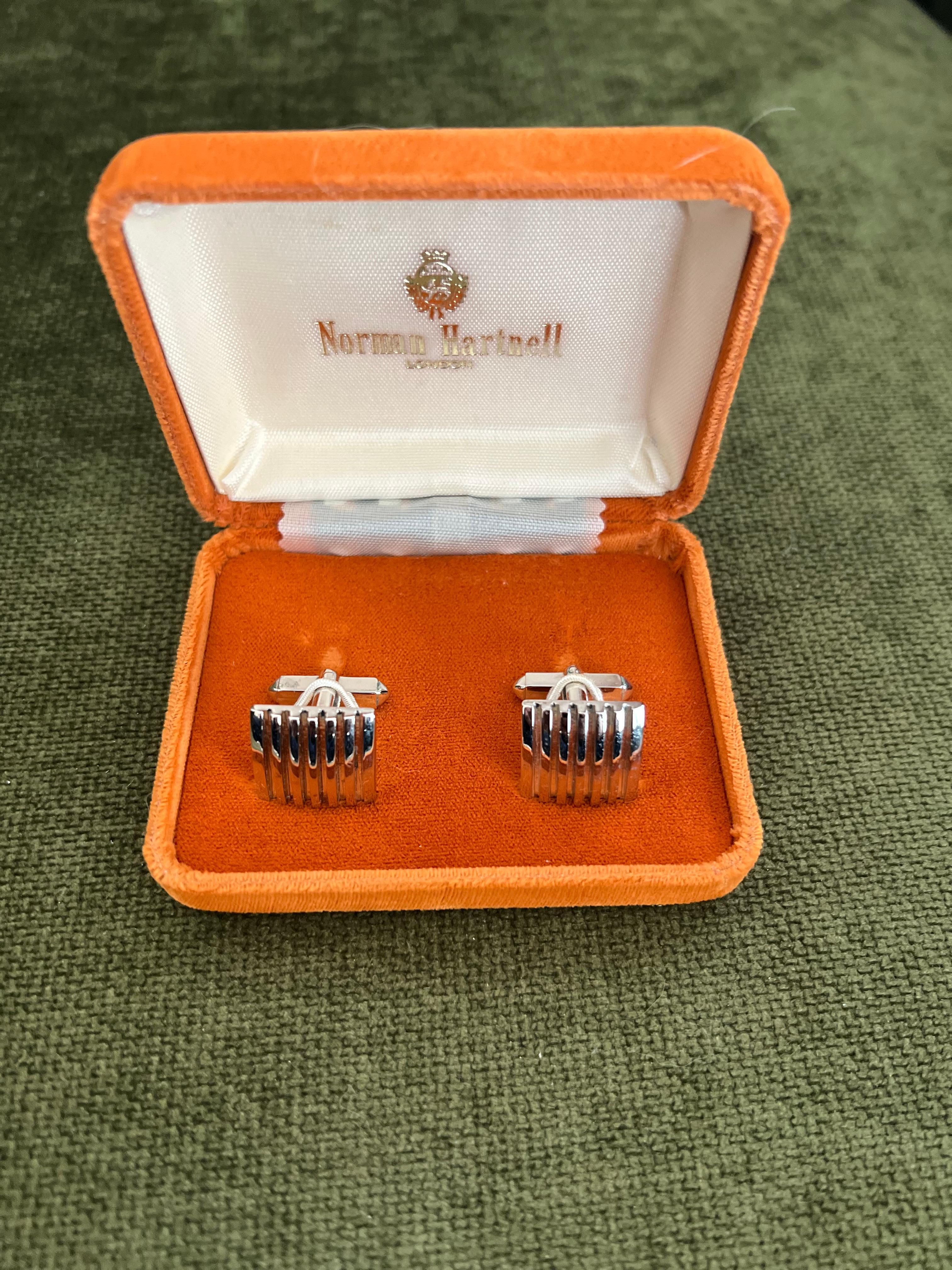 Sir Norman Hartnell Vintage versilbert Manschettenknöpfe in Original Samt Fall im Angebot 6