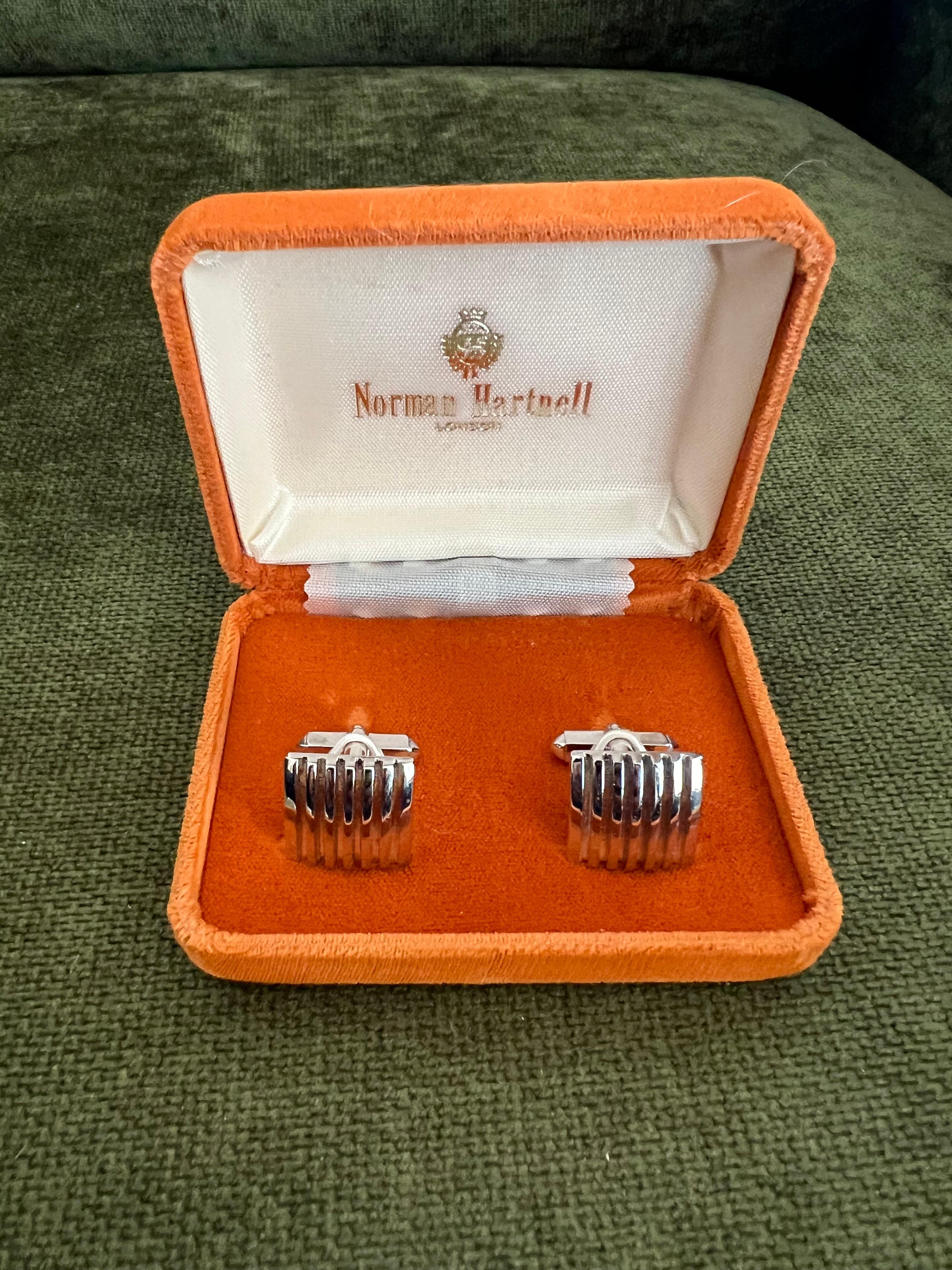 Sir Norman Hartnell Vintage versilbert Manschettenknöpfe in Original Samt Fall im Angebot 10