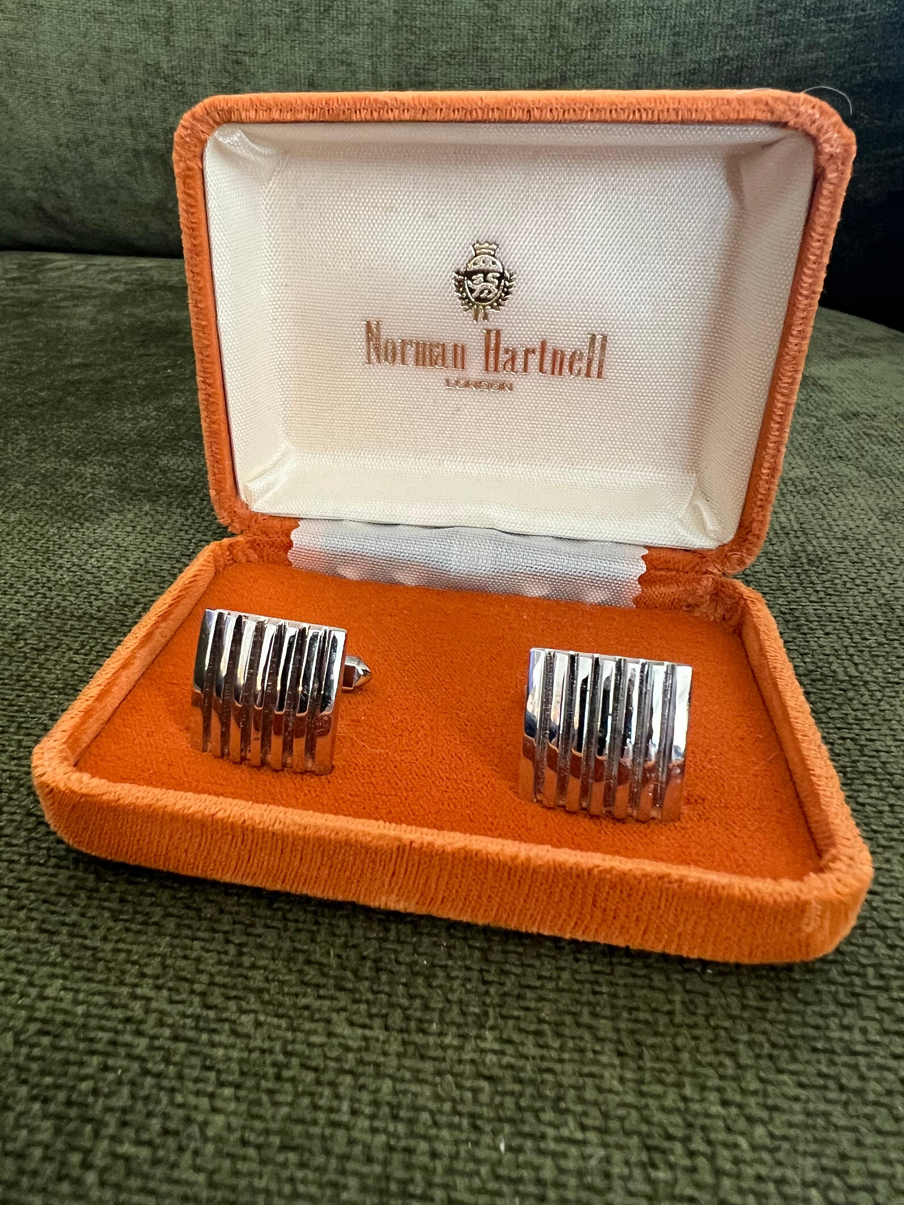 Sir Norman Hartnell (1901-1979)
Ein Paar moderne Manschettenknöpfe aus der Jahrhundertmitte
Präsentiert in ihrer Originalverpackung
Vergoldetes Metall
Jeweils mit 