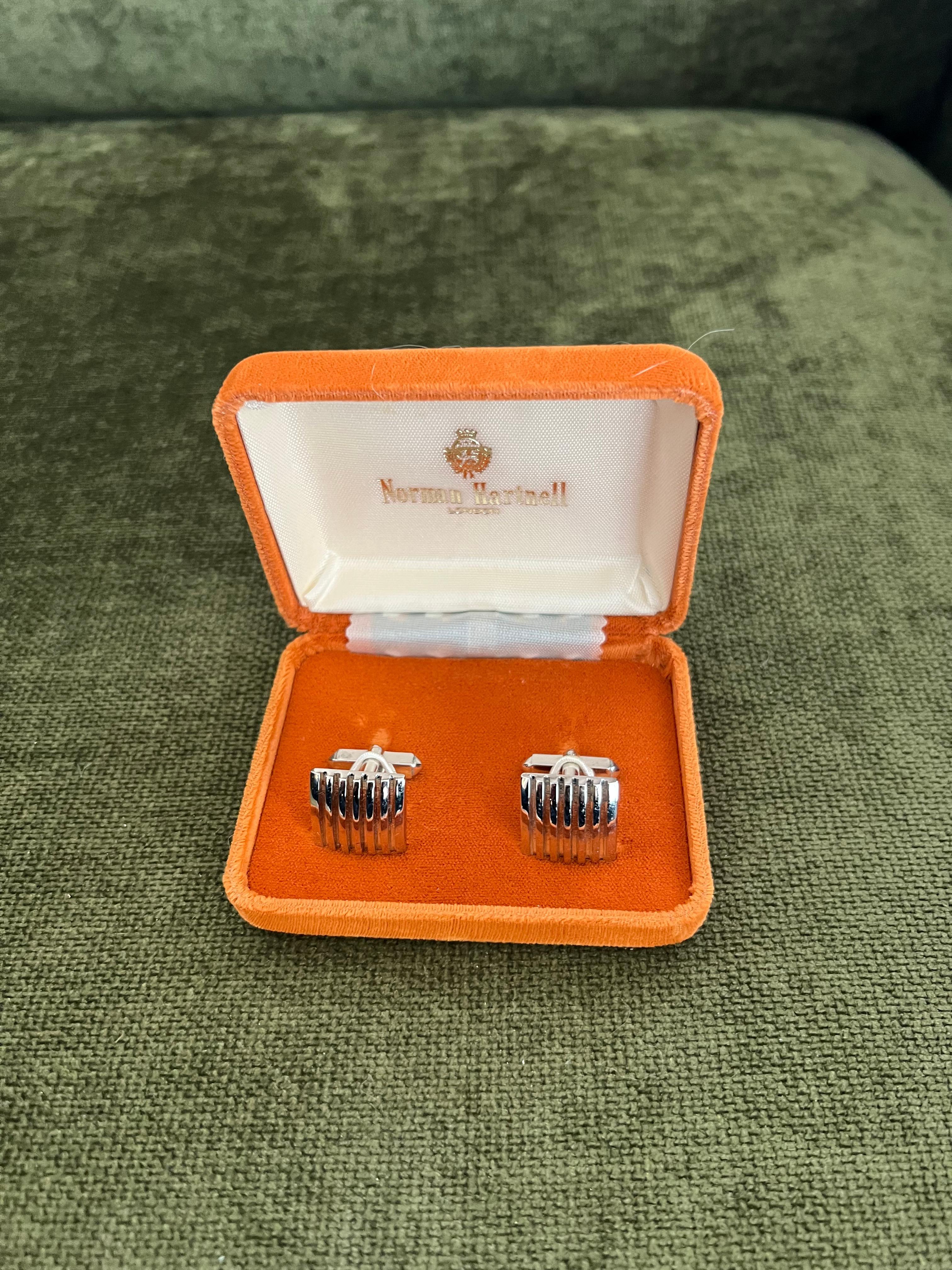 Sir Norman Hartnell Vintage versilbert Manschettenknöpfe in Original Samt Fall im Zustand „Hervorragend“ im Angebot in New York, NY