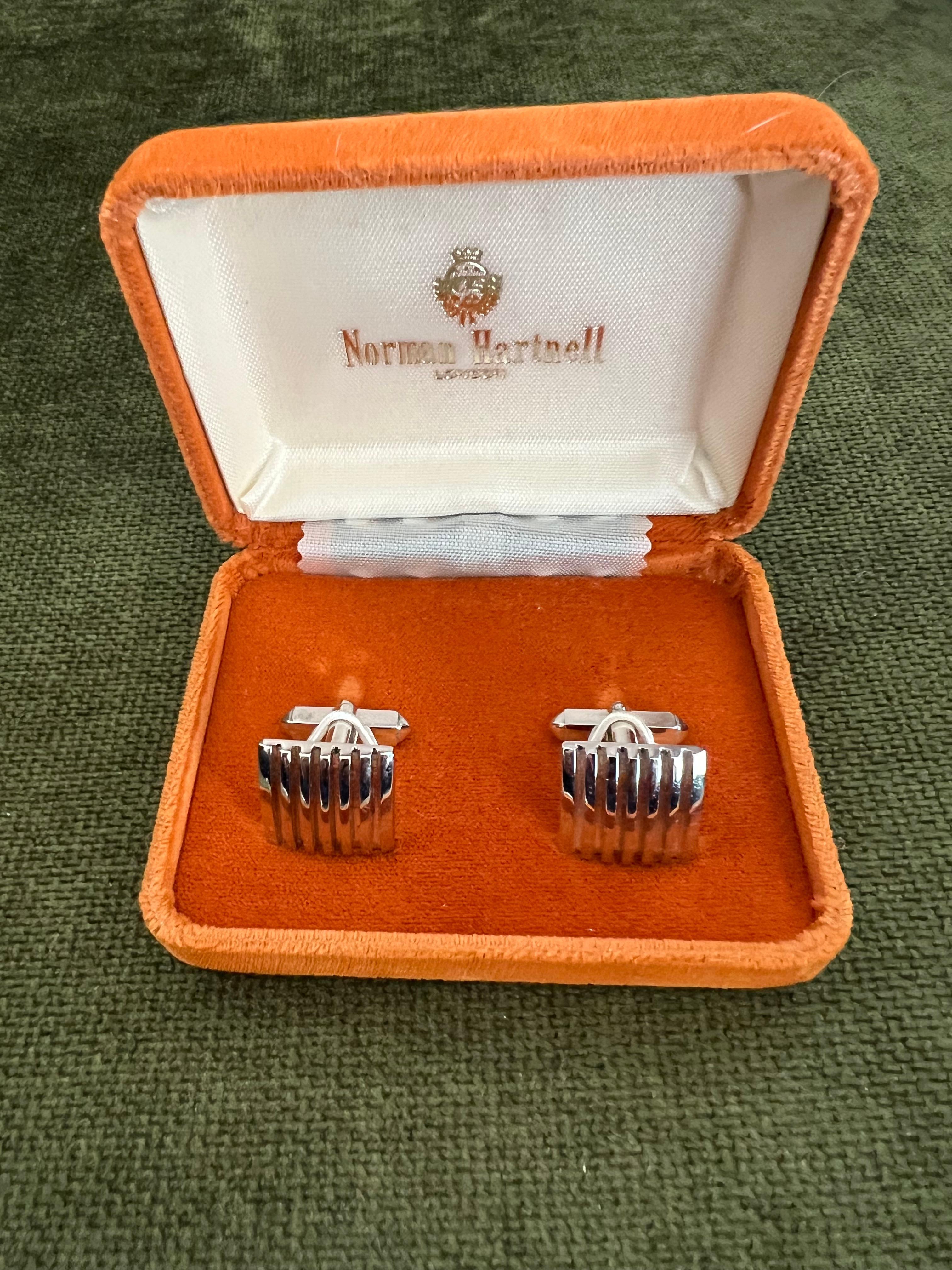 Sir Norman Hartnell Vintage versilbert Manschettenknöpfe in Original Samt Fall für Damen oder Herren im Angebot