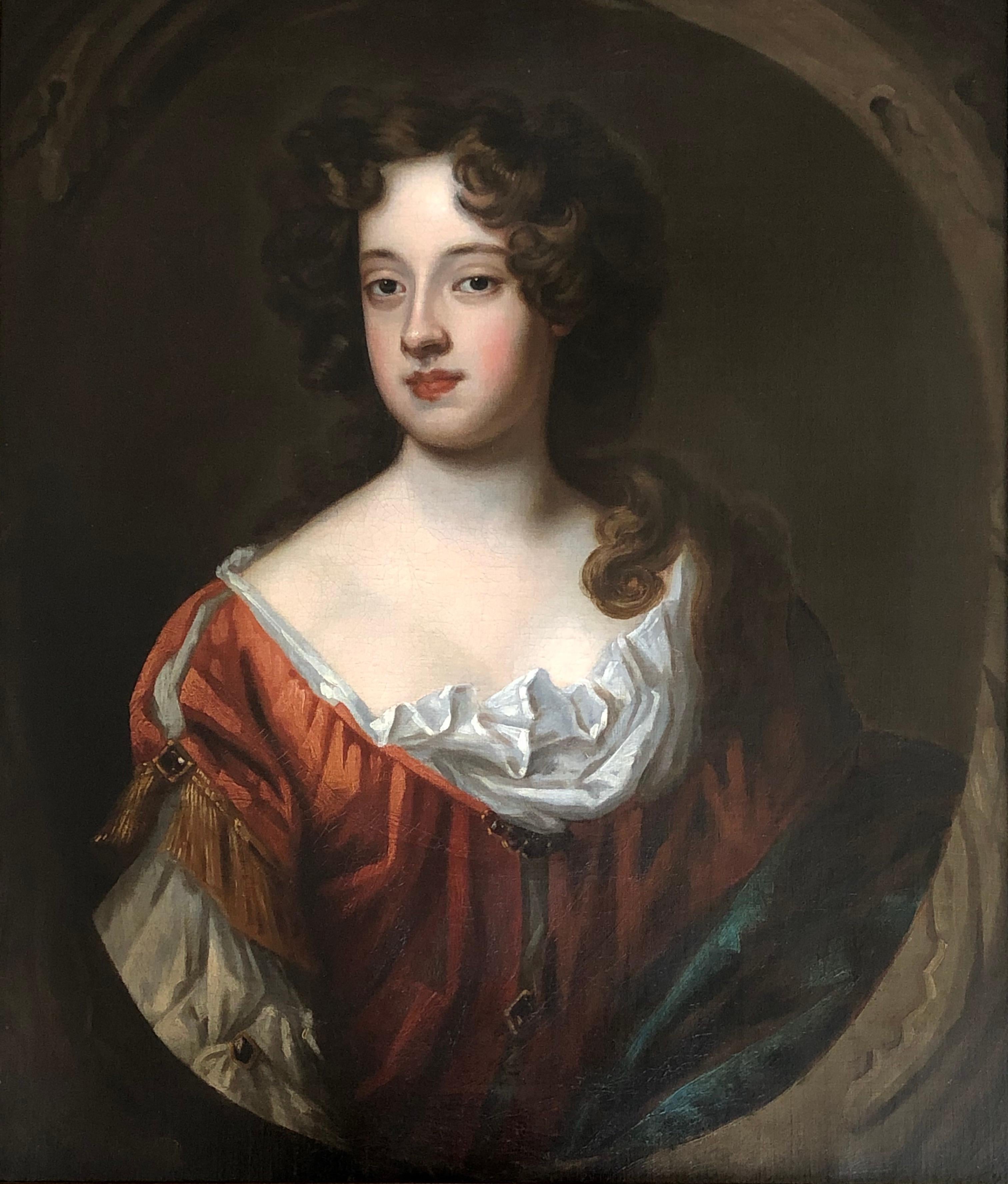 Portrait anglais de la fin du XVIIe siècle d'une dame vêtue d'une robe de soie rouge et or 4