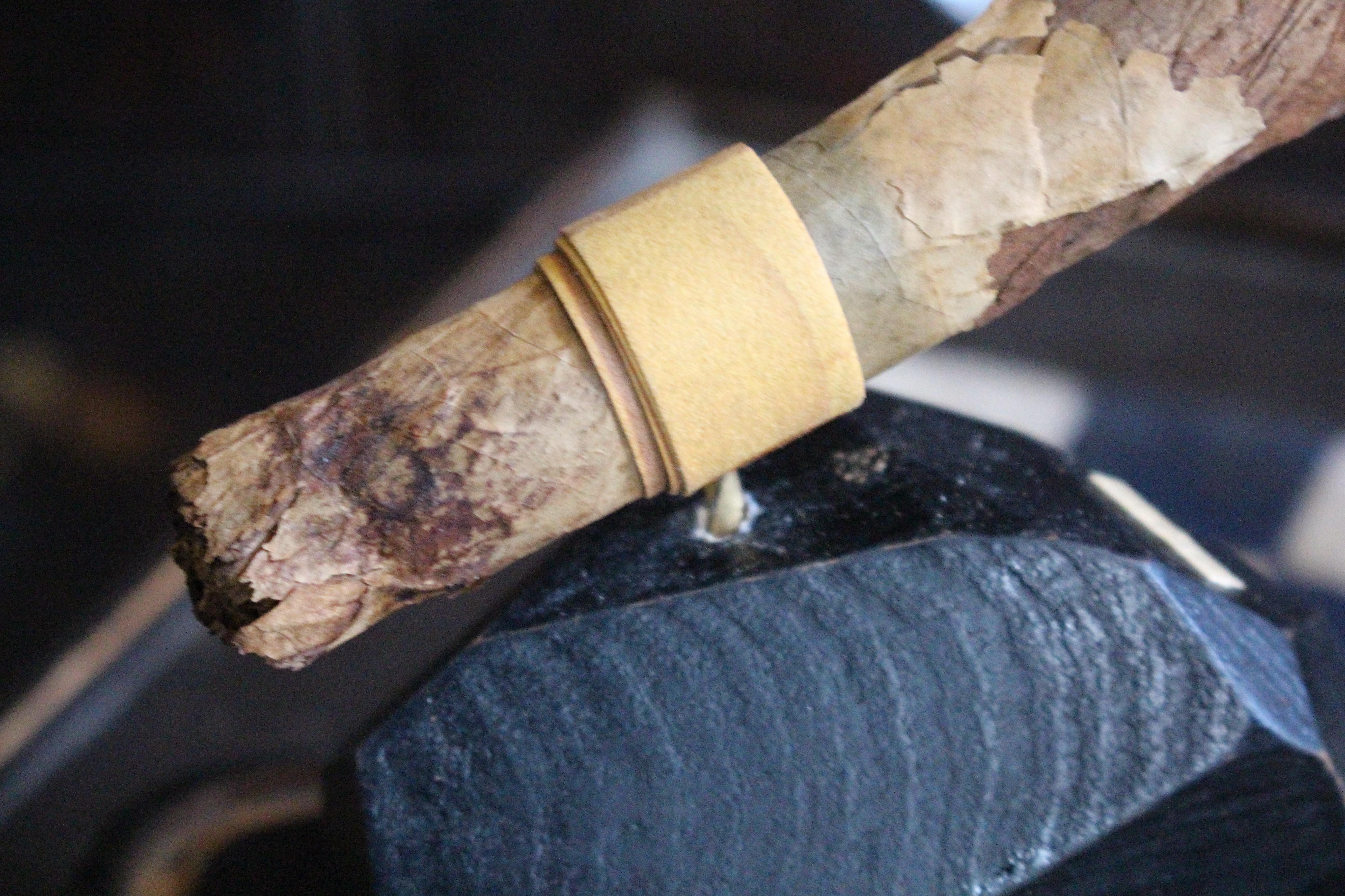 Sir Winston Churchill masticava e fumava parzialmente un sigaro cubano Curiosità politica in vendita 8