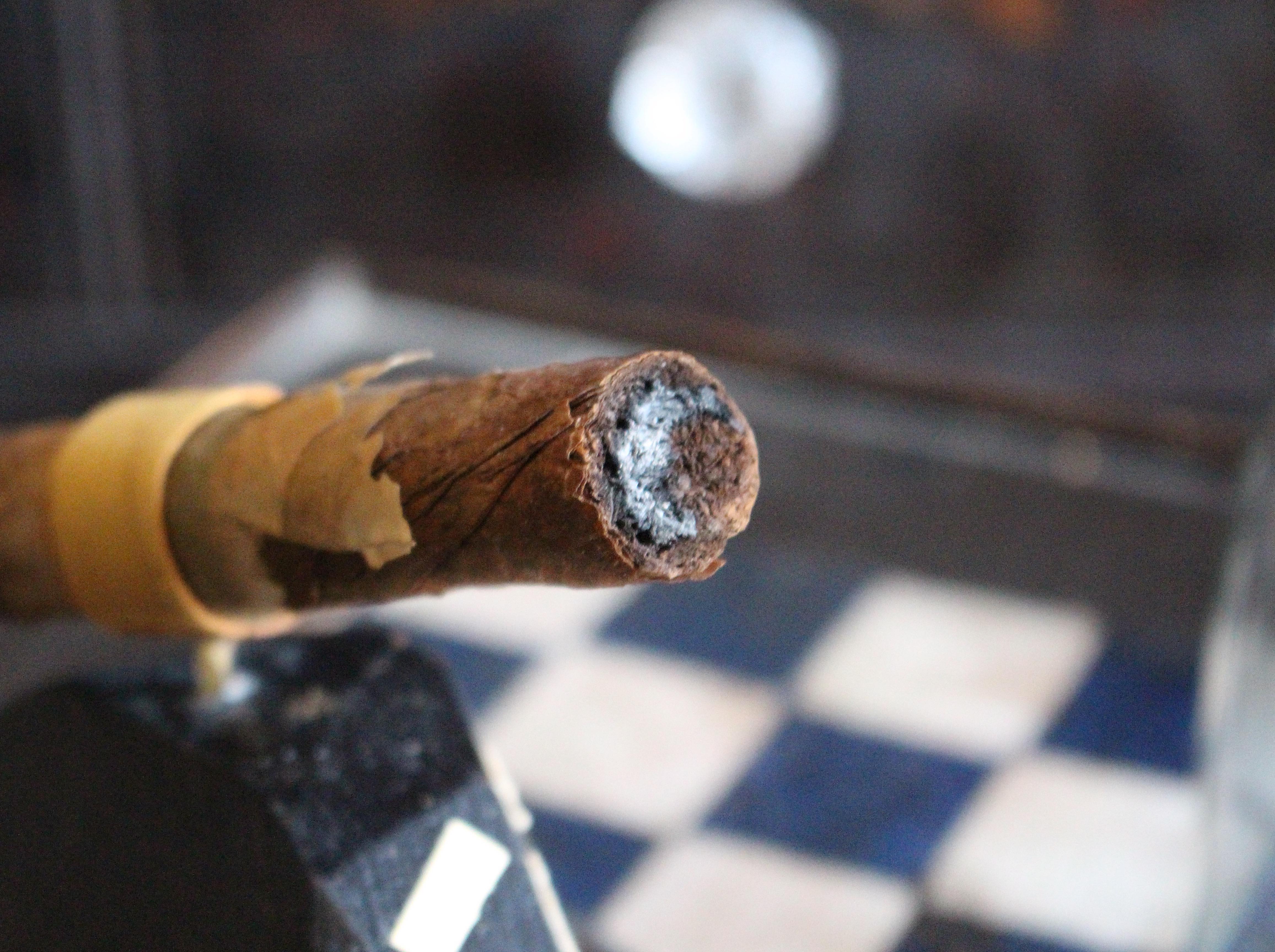 Sir Winston Churchill masticava e fumava parzialmente un sigaro cubano Curiosità politica in vendita 10