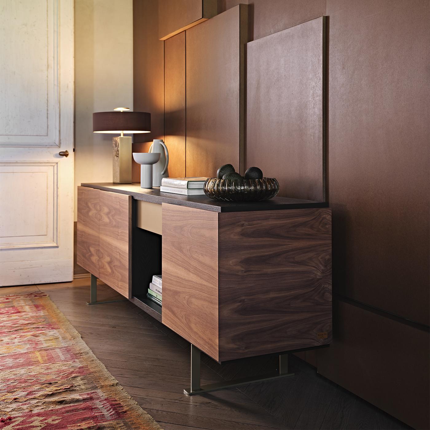 Sira Anrichte aus Esche und Canaletto-Nussbaum mit Moka-Finish von Black Tie (Holz) im Angebot