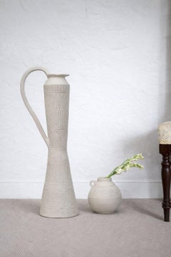 Geätzter Krug in Skulpturform von Deetee Home