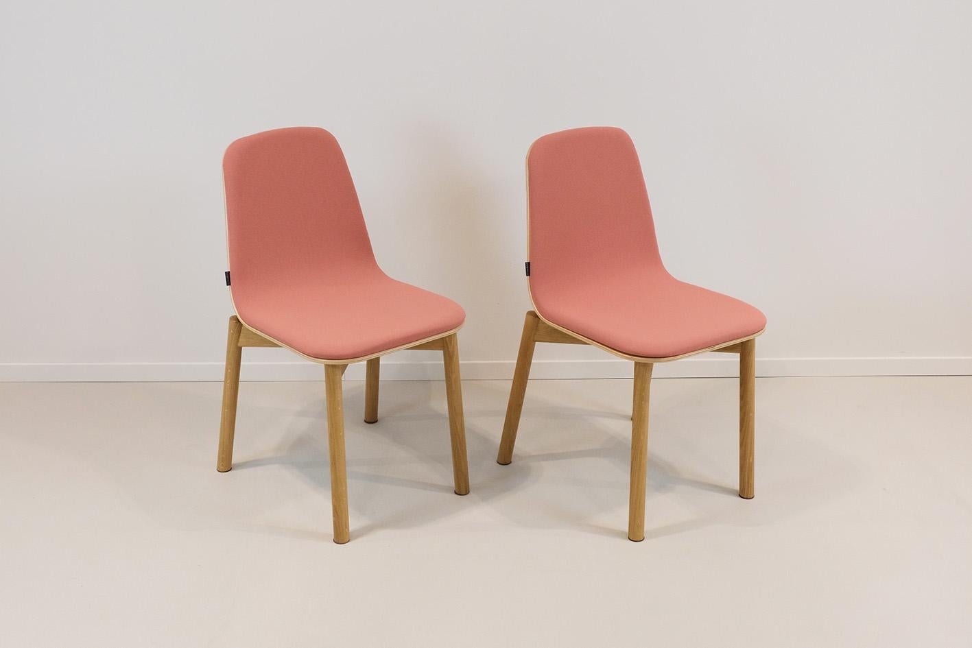 Die von Jacob Nitz für Bogaerts entworfene Kollektion Siren vereint Komfort, Schlichtheit und raffiniertes Design. Diese besondere Sirenes-Stuhlvariante mit einem Untergestell aus massivem Eichenholz verleiht dem Stuhl einen weichen, warmen