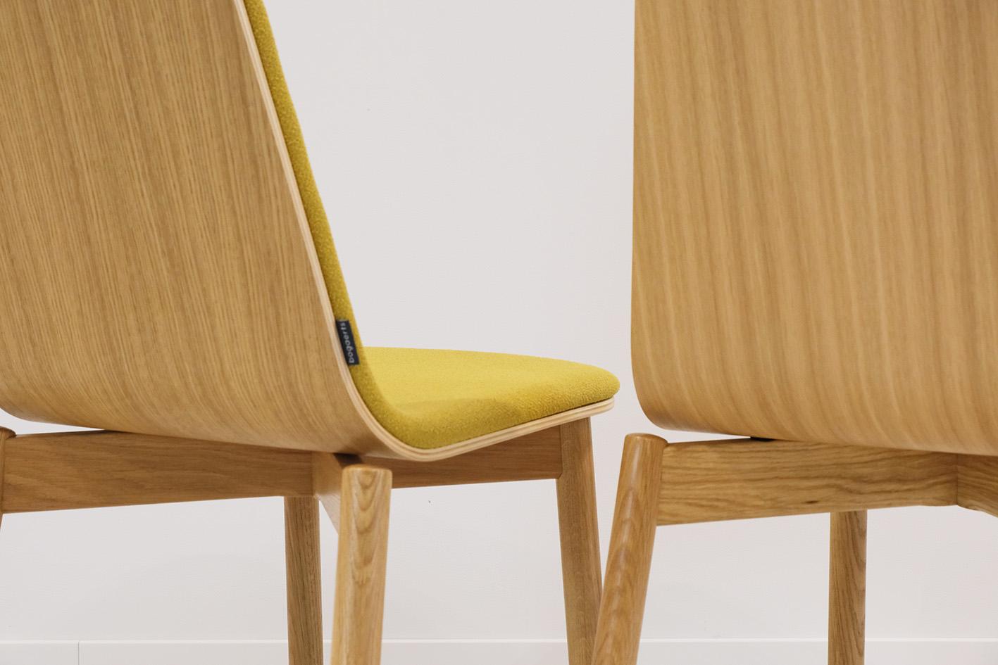 Die von Jacob Nitz für Bogaerts entworfene Kollektion Siren vereint Komfort, Schlichtheit und raffiniertes Design. Diese besondere Sirenes-Stuhlvariante mit einem Untergestell aus massivem Eichenholz verleiht dem Stuhl einen weichen, warmen