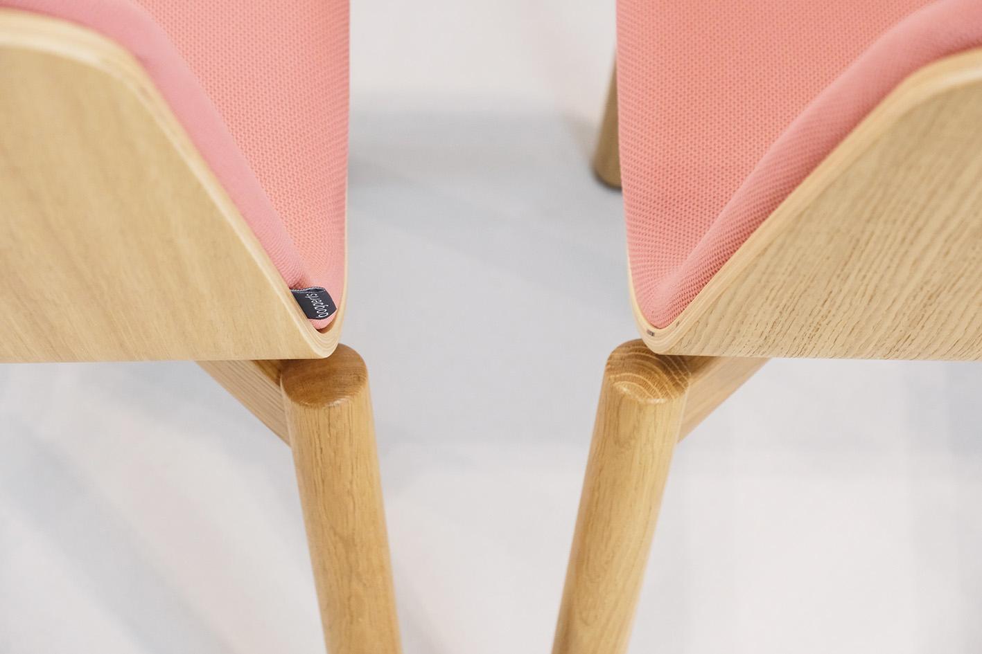 Sirenes stühle mit massivem eichengestell by Jacob Nitz für Bogaerts (Polster) im Angebot