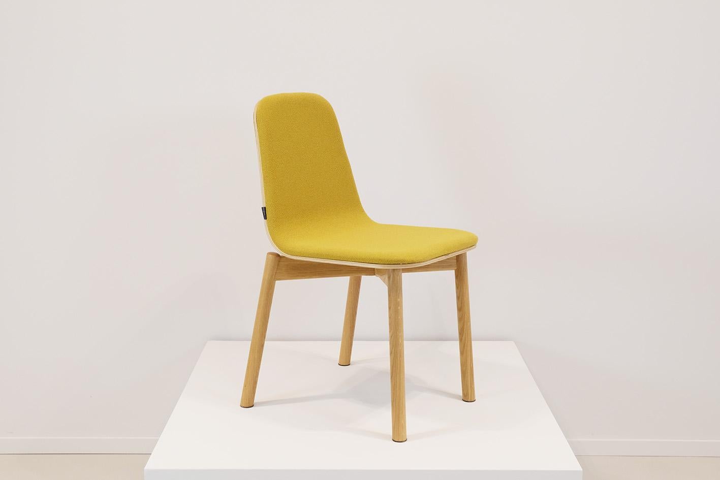 Sirenes stühle mit massivem eichengestell by Jacob Nitz für Bogaerts (Polster) im Angebot