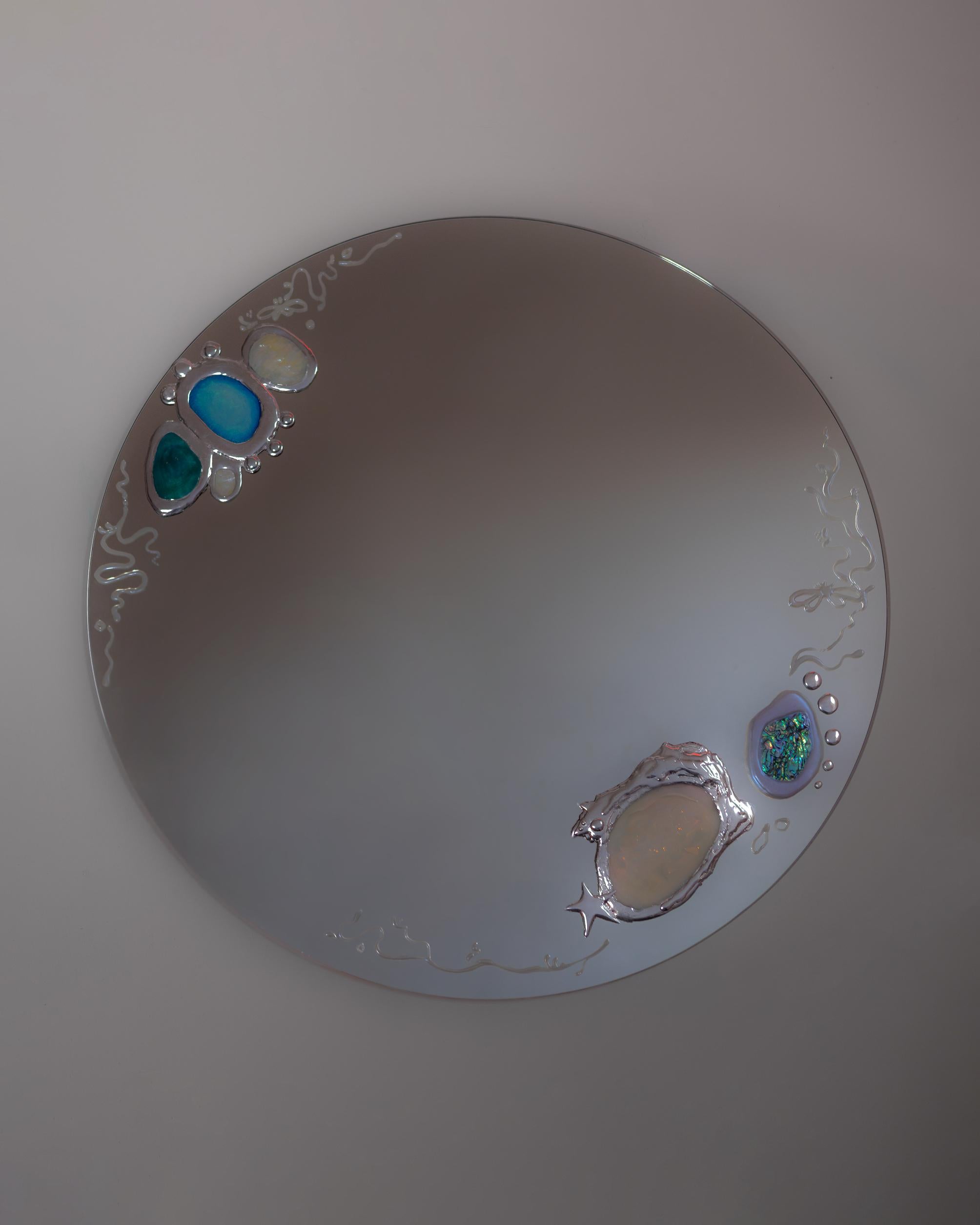 Siren Mirror by Courtney Kinnare

2024

Genuine Abalone, Mother of Pearl, Resin, Foil, Pigment Powder, Acrylic and Silver Leaf on Mirror

Dia 36
