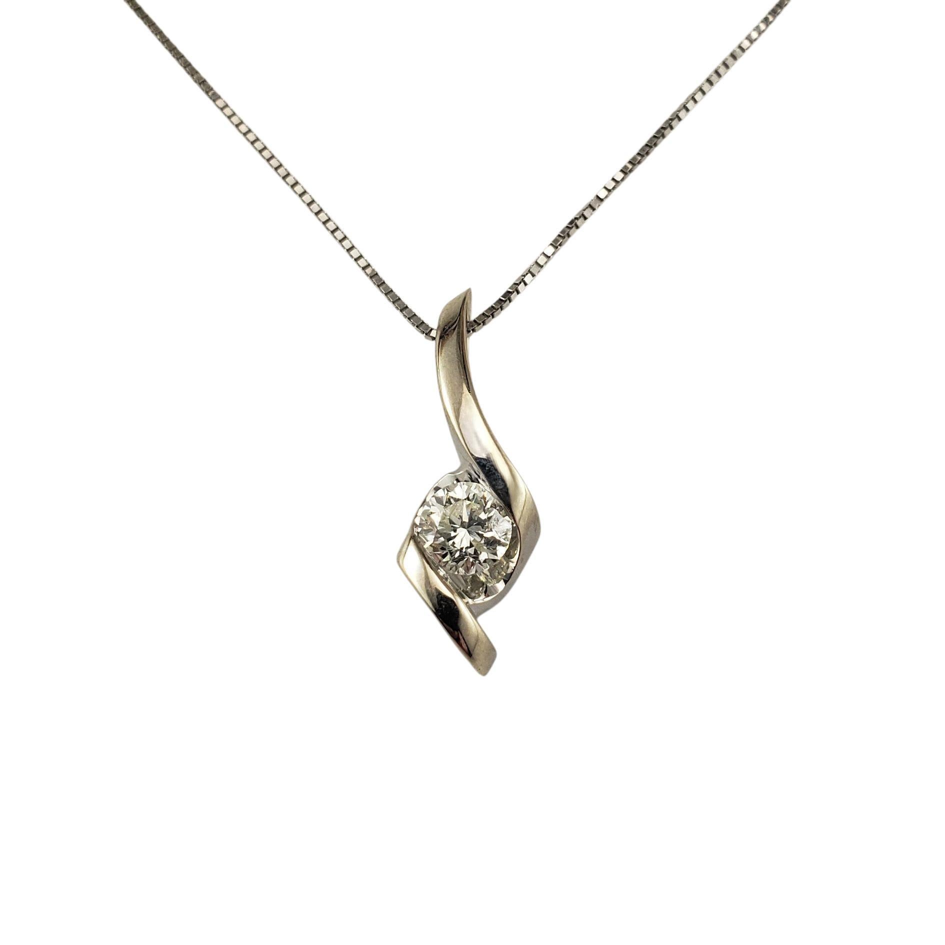 Collana con ciondolo con diamanti in oro bianco 14K.

Elegante e senza tempo, questo scintillante pendente di diamanti in oro bianco 14K presenta un diamante rotondo taglio brillante incastonato in una graziosa e scultorea montatura a volute.