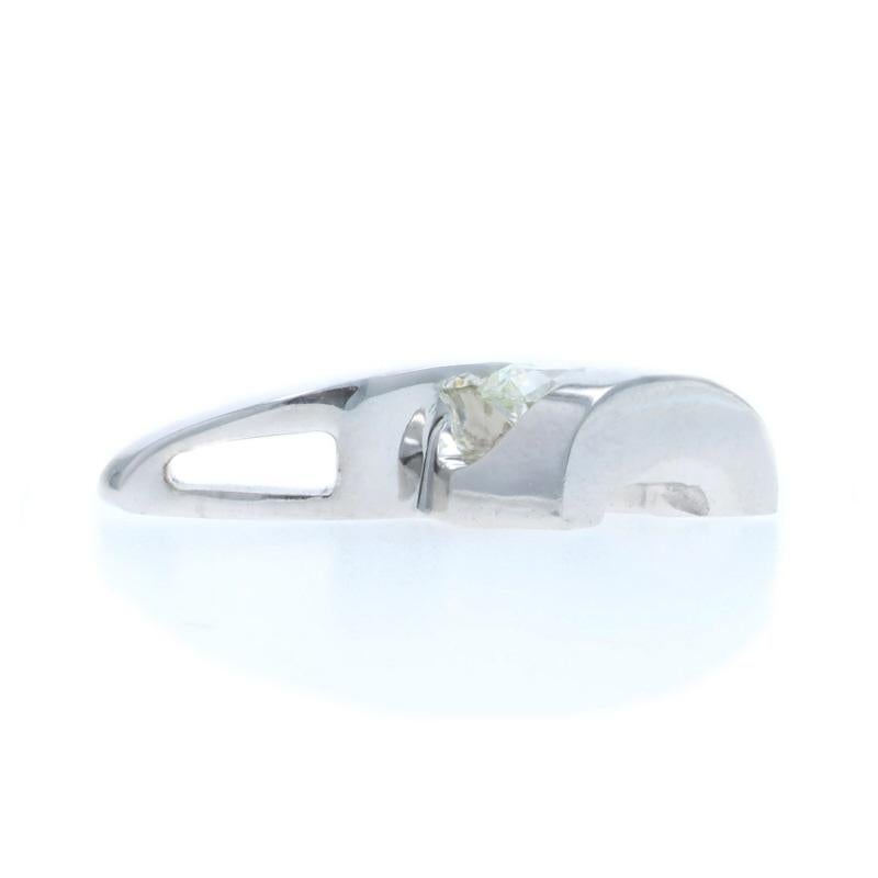 Taglio rotondo Ciondolo solitario con diamante Sirena Collectional in oro bianco 14k Rd .33ct Nastro d'amore in vendita