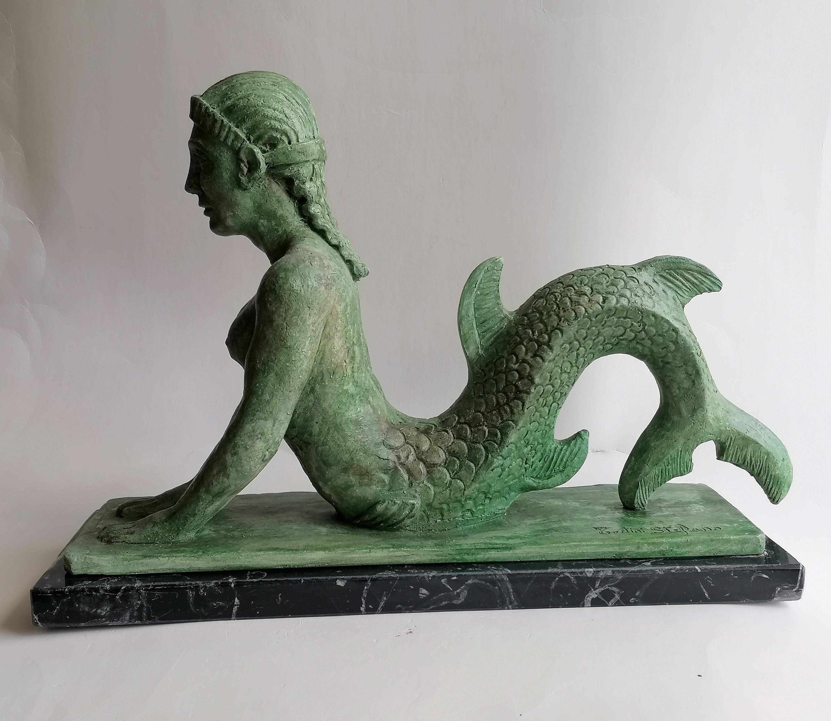Sirena etrusca sobre cerámica refractaria bronceada - hecha a mano en Italia Arcaizante en venta
