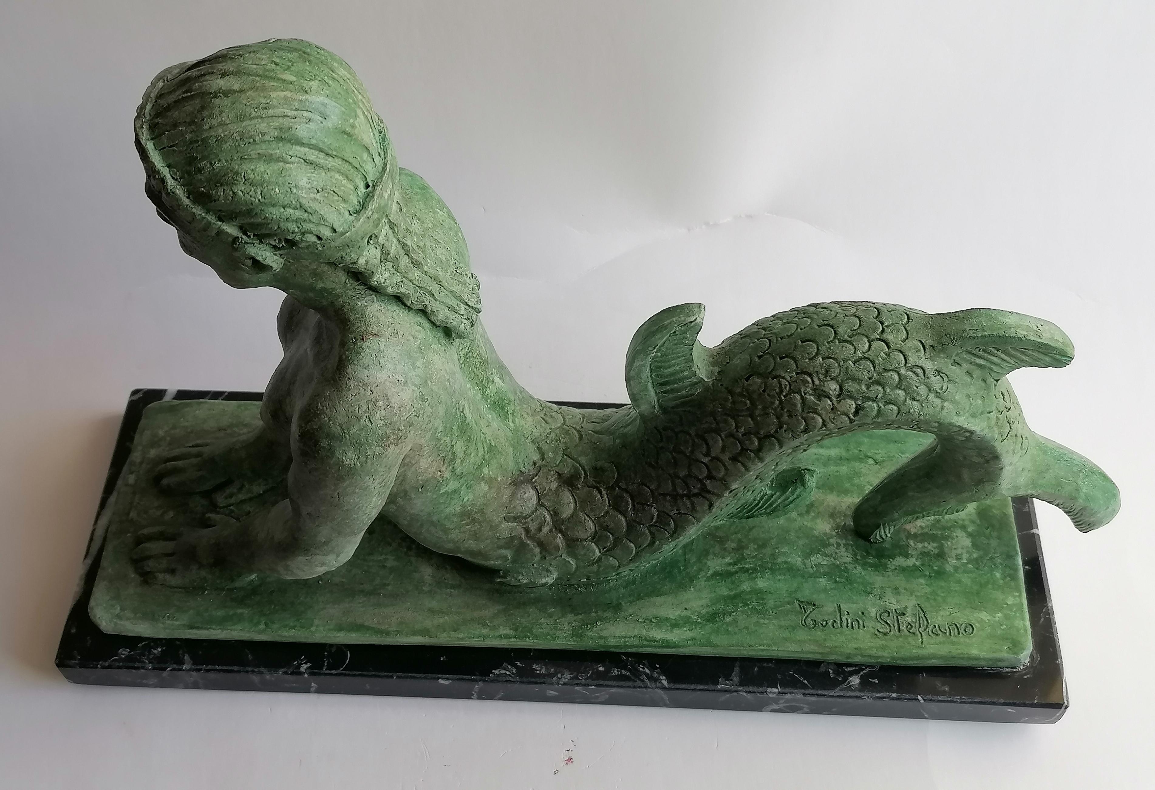 Sirena etrusca sobre cerámica refractaria bronceada - hecha a mano en Italia Siglo XXI y contemporáneo en venta