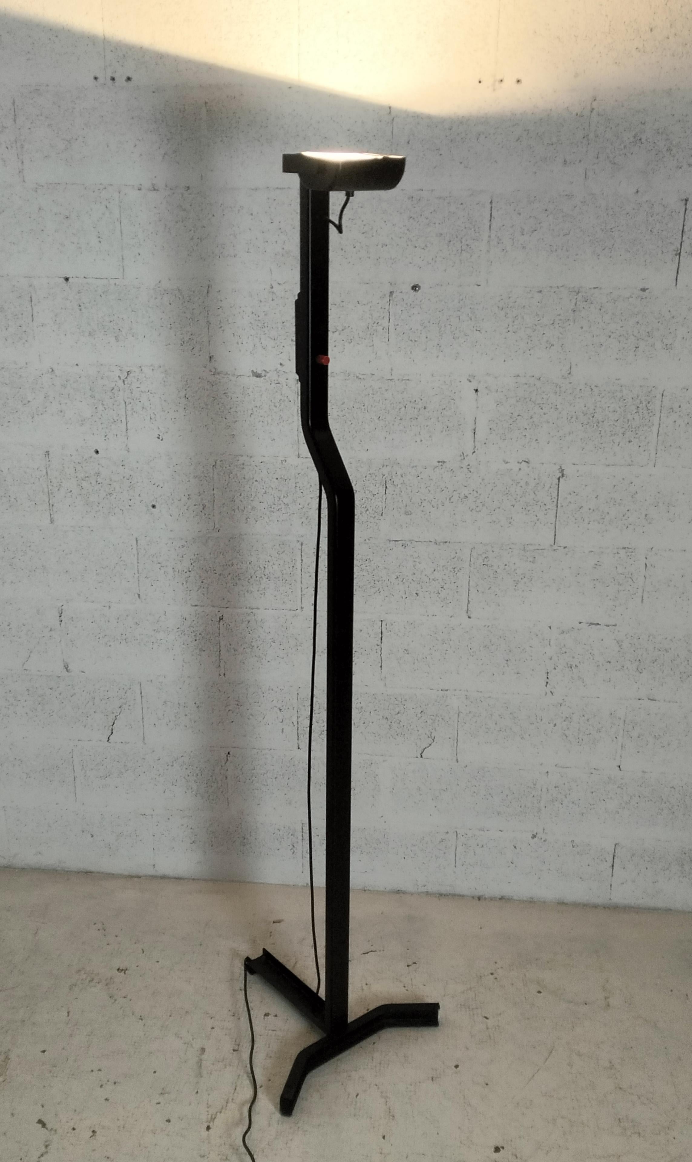 Lampadaire halogène noir modèle Sirio conçu par Kazuhide Takahama et fabriqué par Sirrah, Italie 1977. 
Lampadaire en métal peint en noir mat avec interrupteur rouge.
L'ensemble de la structure en C.C confère un attrait minimaliste.
Très bon