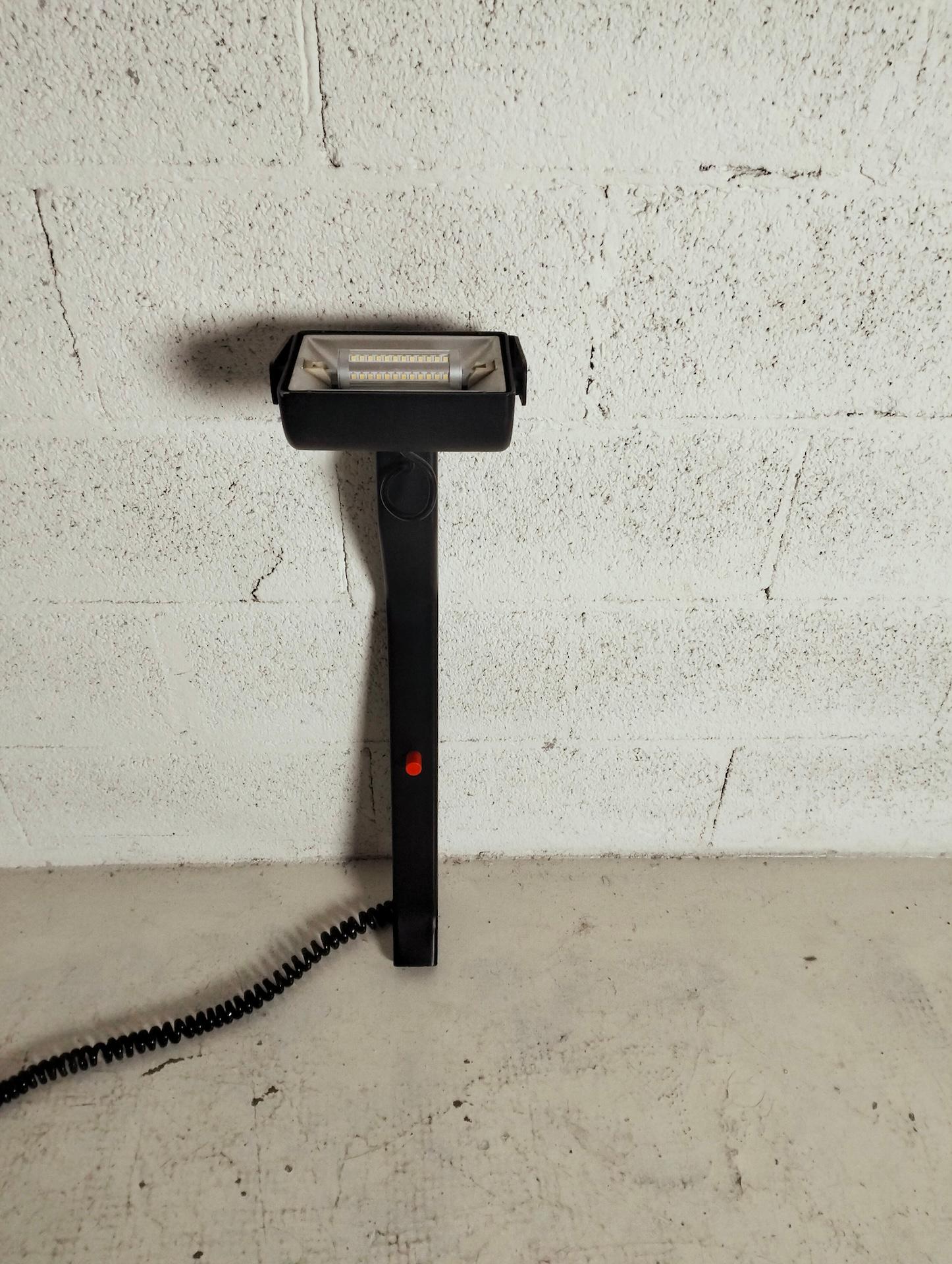 L'applique halogène Sirio a été conçue par Kazuhide Takahama et produite par Sirrah en 1977.
La lampe est dotée d'une structure laquée noir mat, d'un réflecteur réglable et d'un interrupteur On/Off remarquable, qui fait également office de variateur