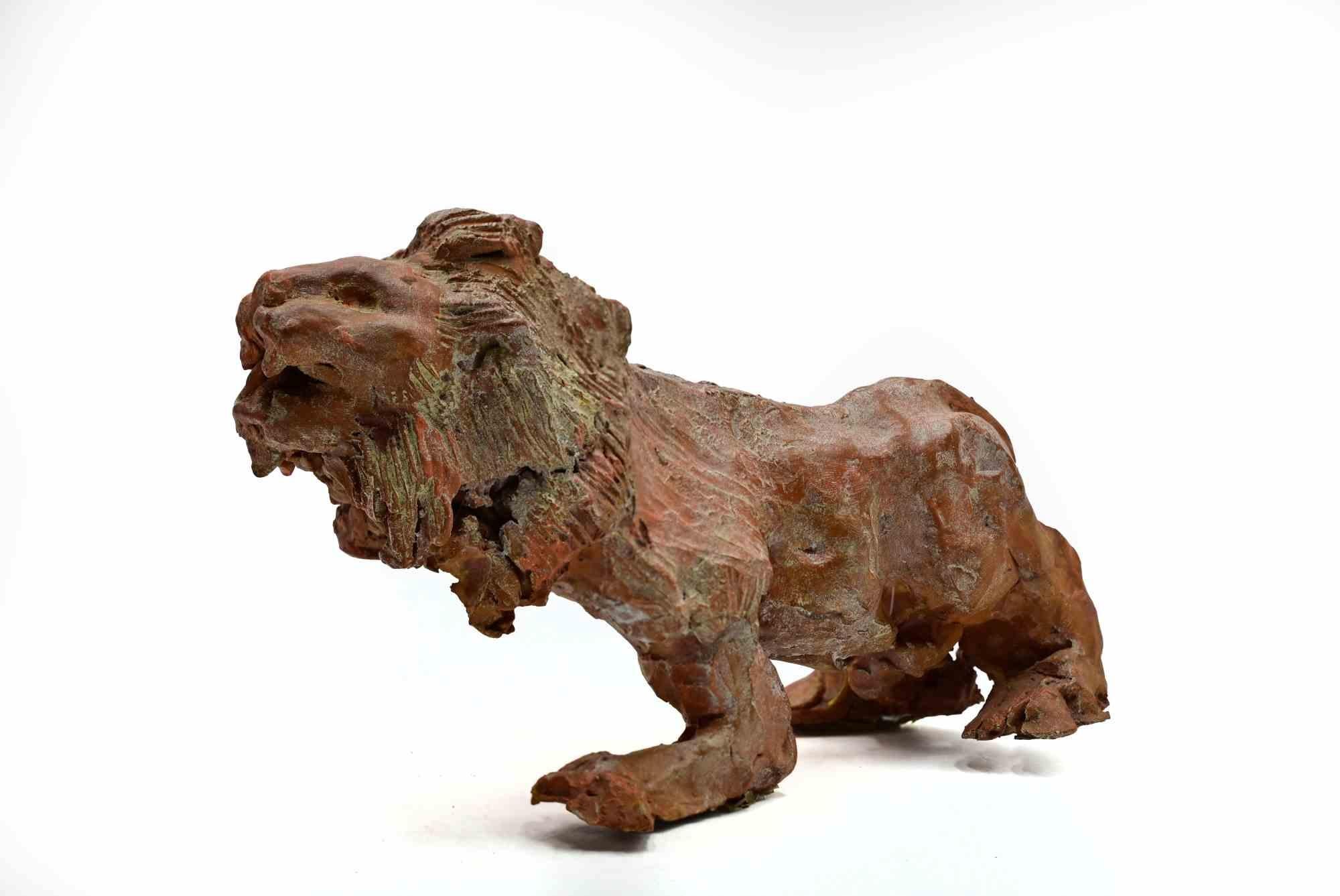 Sculpture en terre cuite peinte réalisée par Sirio Pellegrini dans les années 1960.

Bon état.

Sirio Pellegrini, né à Rome le 1er mars 1922, d'origine abruzzaise (Capestrano), a passé ses années d'enfance à Rome, au cœur de la vieille ville,