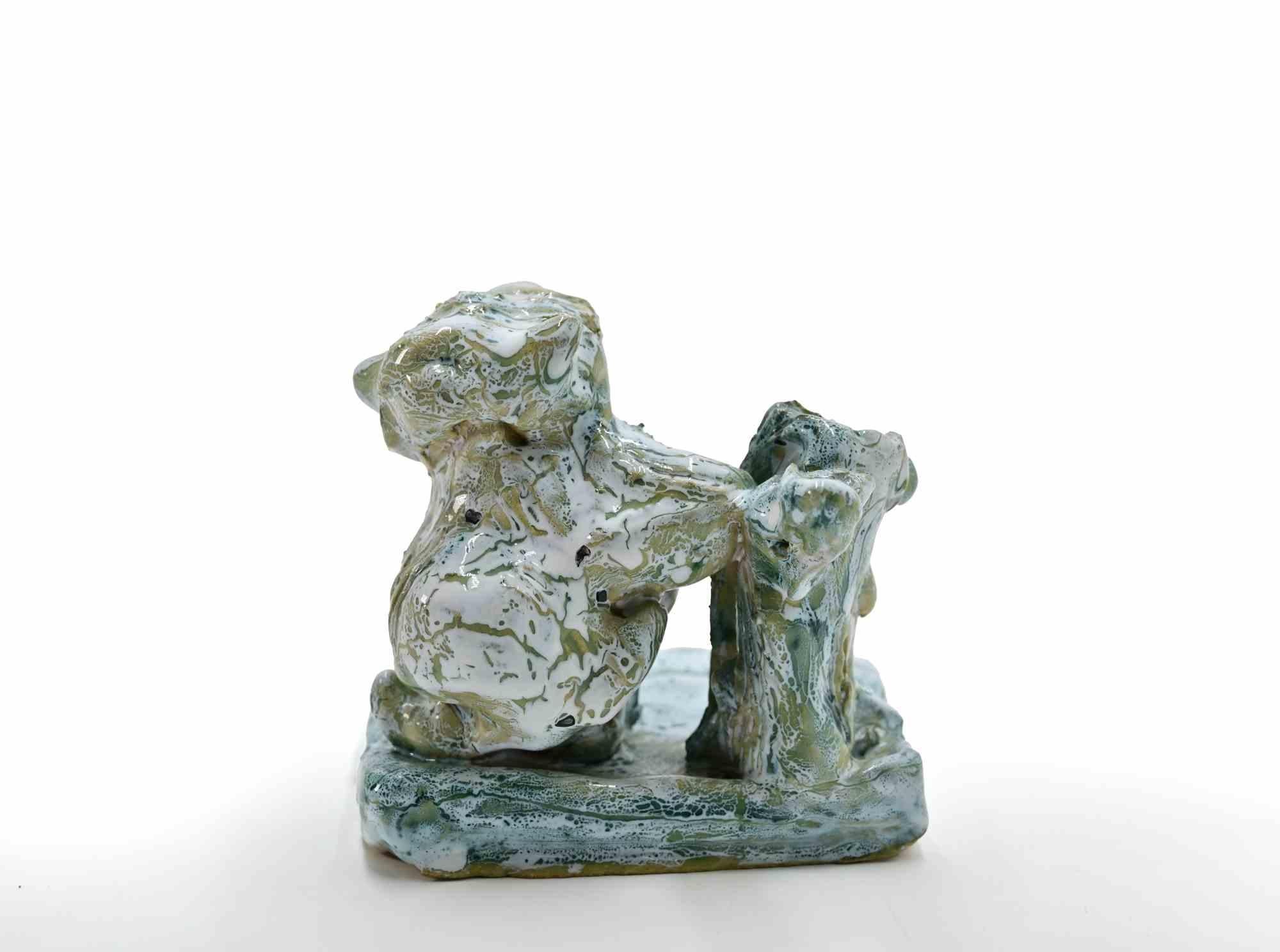 Escultura de cerámica realizada por Sirio Pellegrini en la década de 1960.

Buen estado.

Sirio Pellegrini, nacido en Roma el 1 de marzo de 1922, de origen abruzo (Capestrano), pasó sus años de infancia en Roma, en el corazón de la ciudad vieja,