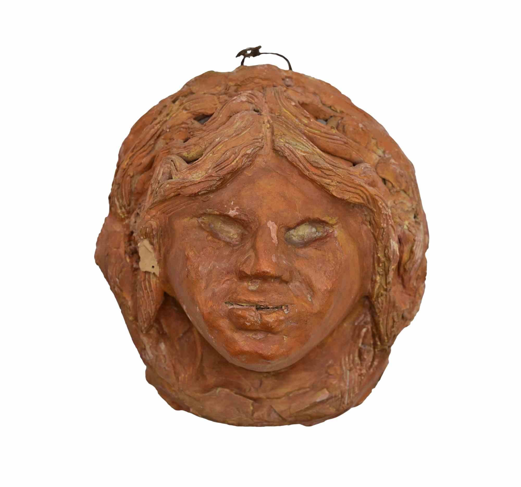 Sculture en terre cuite peinte réalisée par Sirio Pellegrini dans les années 1960.

Bon état.

Sirio Pellegrini, né à Rome le 1er mars 1922, d'origine abruzzaise (Capestrano), a passé ses années d'enfance à Rome, au cœur de la vieille ville,