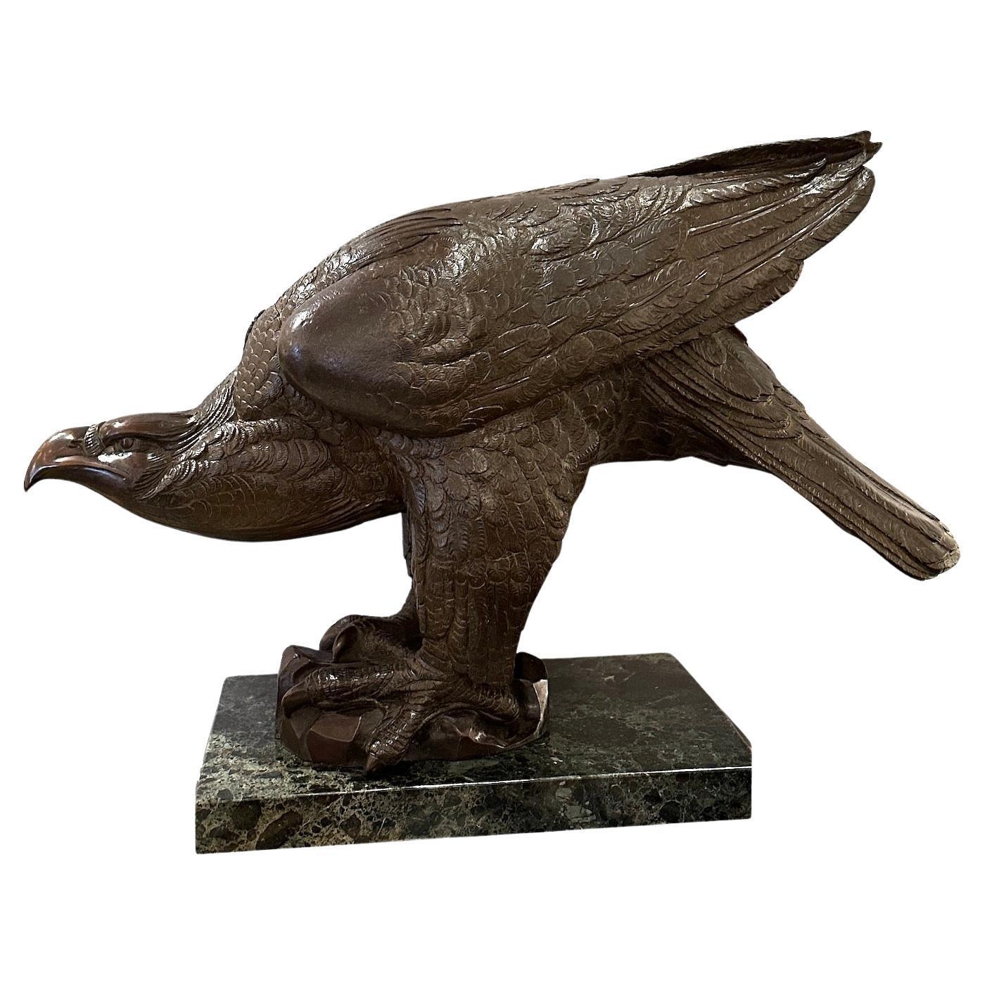 Águila grande de bronce fundido