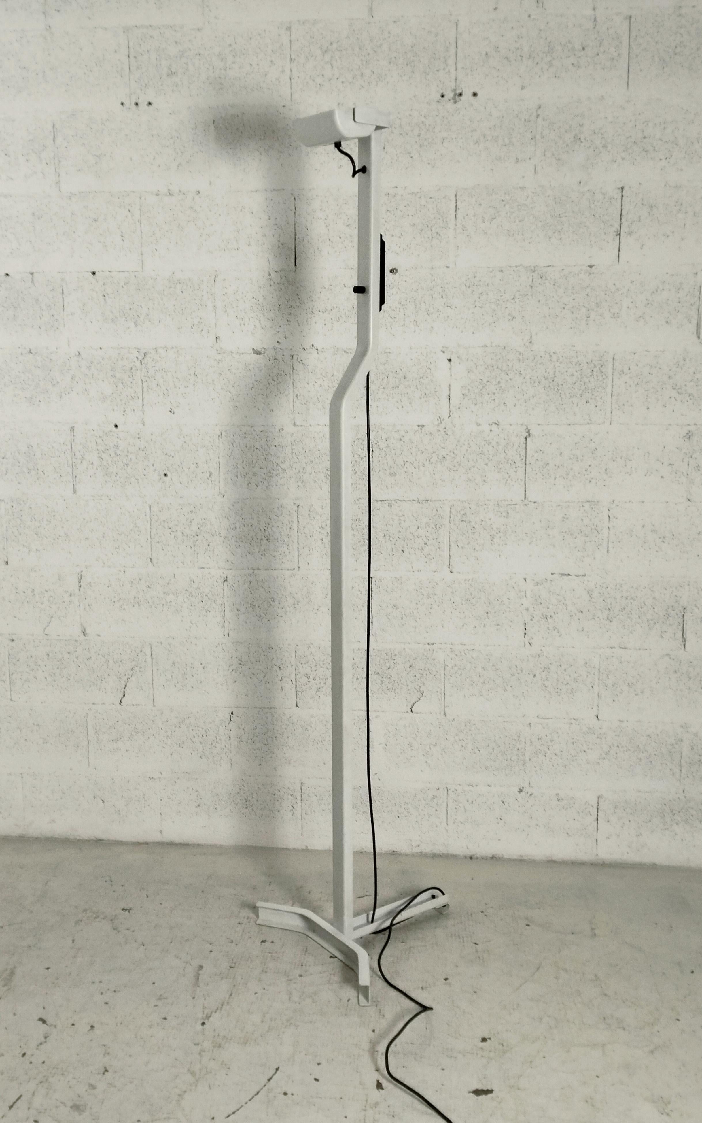 Lámpara de pie halógena Sirio, diseñada por Kazuhide Takahama y fabricada por Sirrah en 1977.
La lámpara tiene una estructura lacada en blanco mate, un reflector ajustable y un llamativo interruptor de encendido/apagado, que hace las veces de