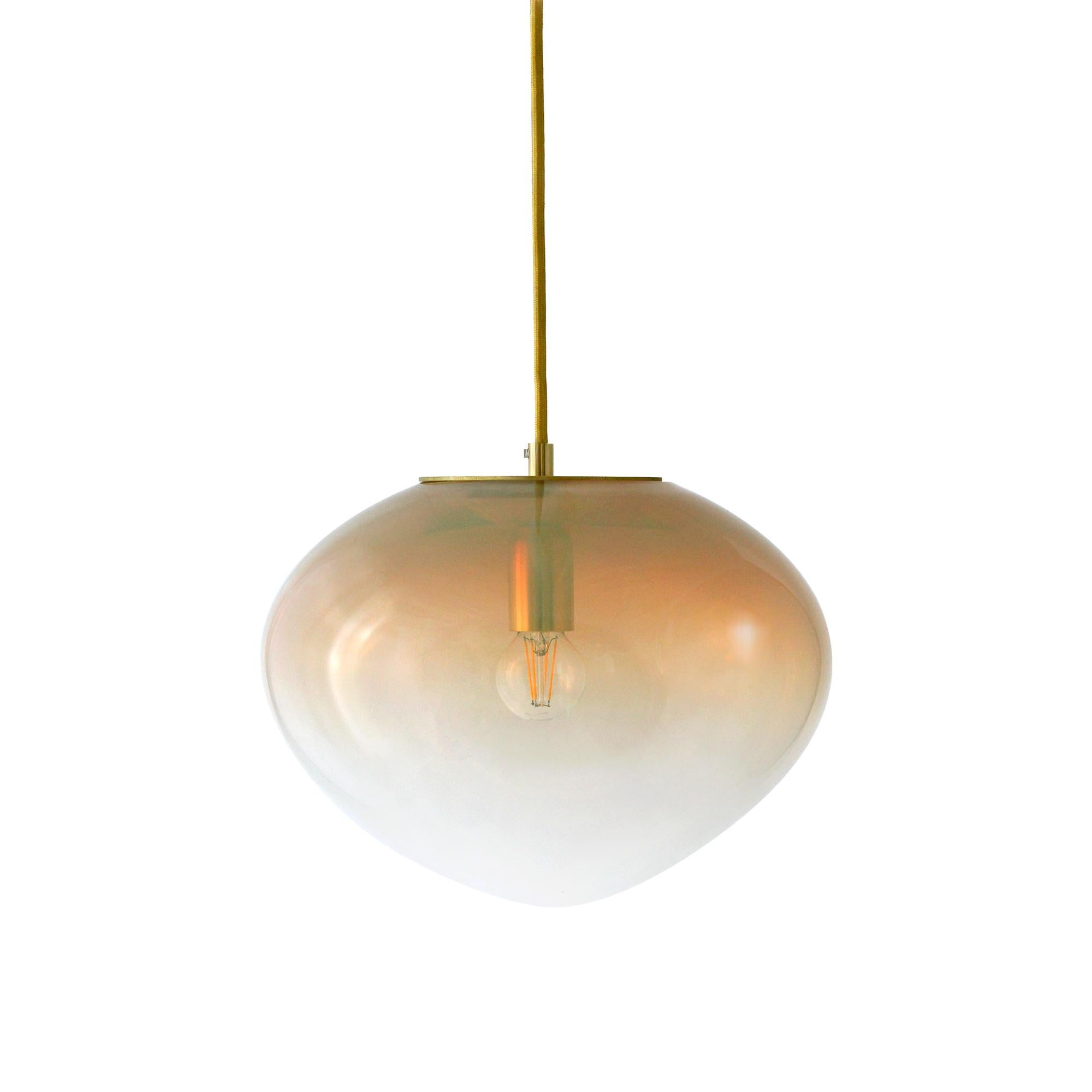Ciondolo Sirius M di ELOA.
Nessun elenco UL 
Materiale: Lampadina LED, vetro.
Dimensioni: P 27 x L 32 x H 20 cm.
Disponibile anche in diversi colori e dimensioni.

Tutte le nostre lampade possono essere cablate a seconda del Paese. Se viene venduto