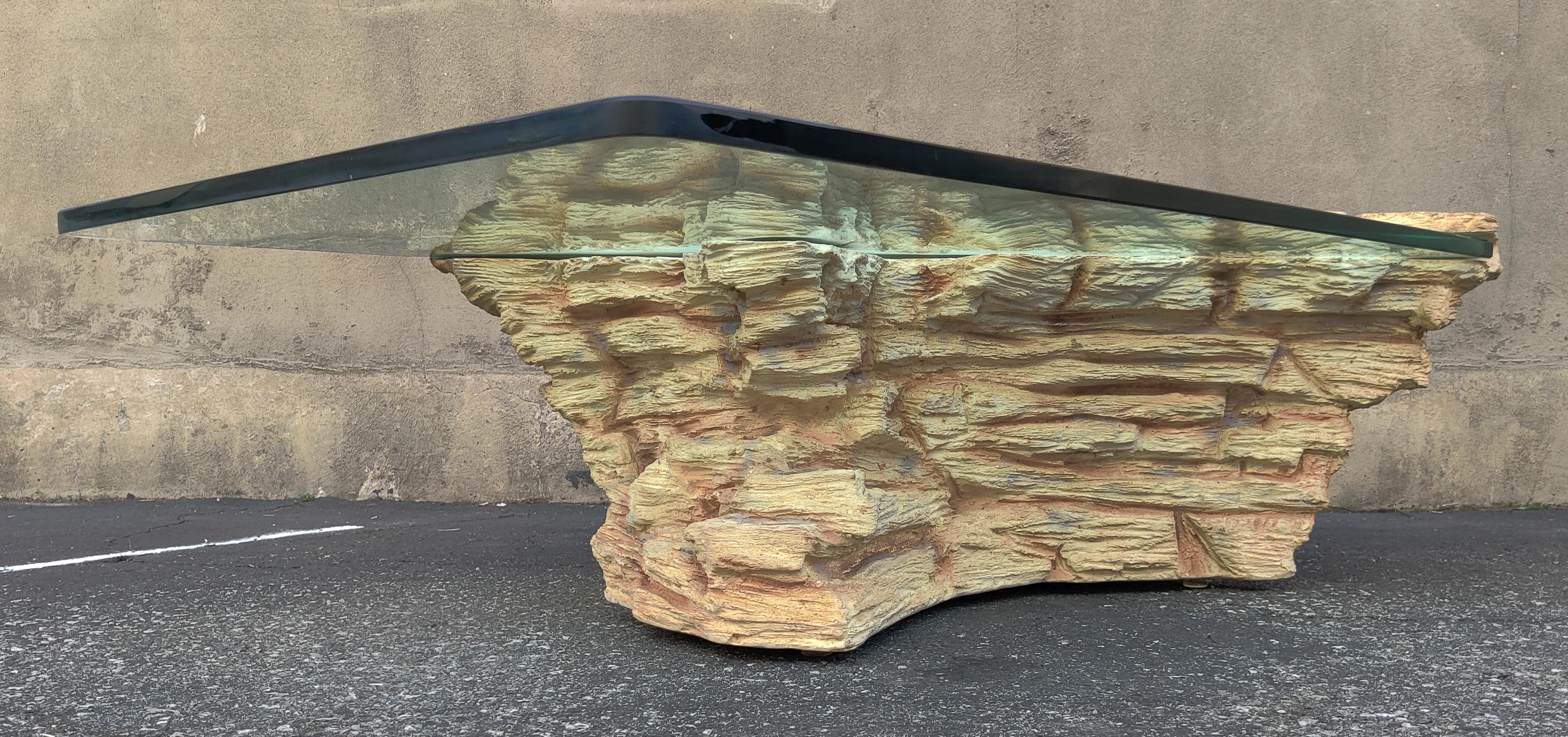 Fin du 20e siècle Table basse en carrière de roche Sirmos Attribution Mid Century Modern datant de la fin des années 1970 en vente