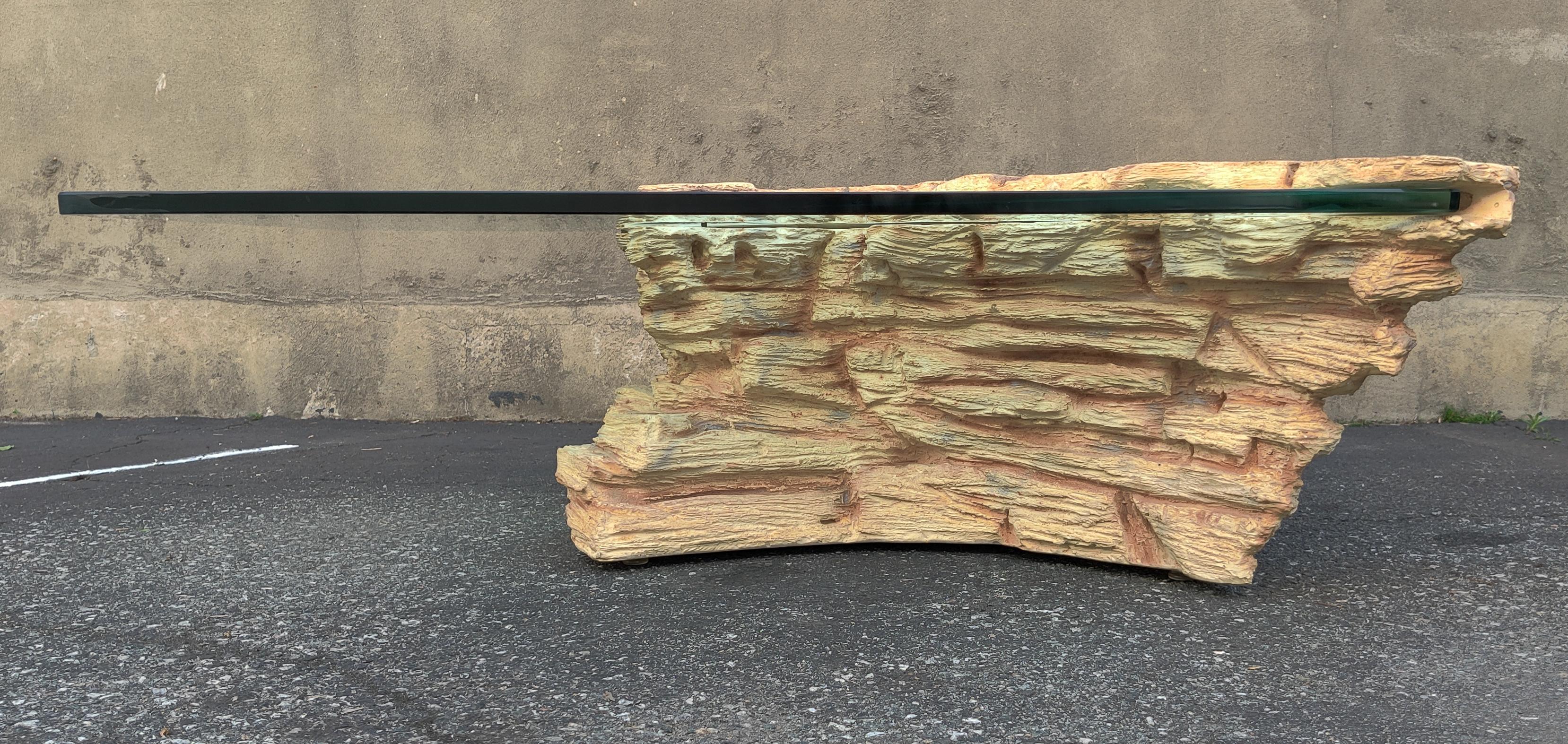 Verre Table basse en carrière de roche Sirmos Attribution Mid Century Modern datant de la fin des années 1970 en vente