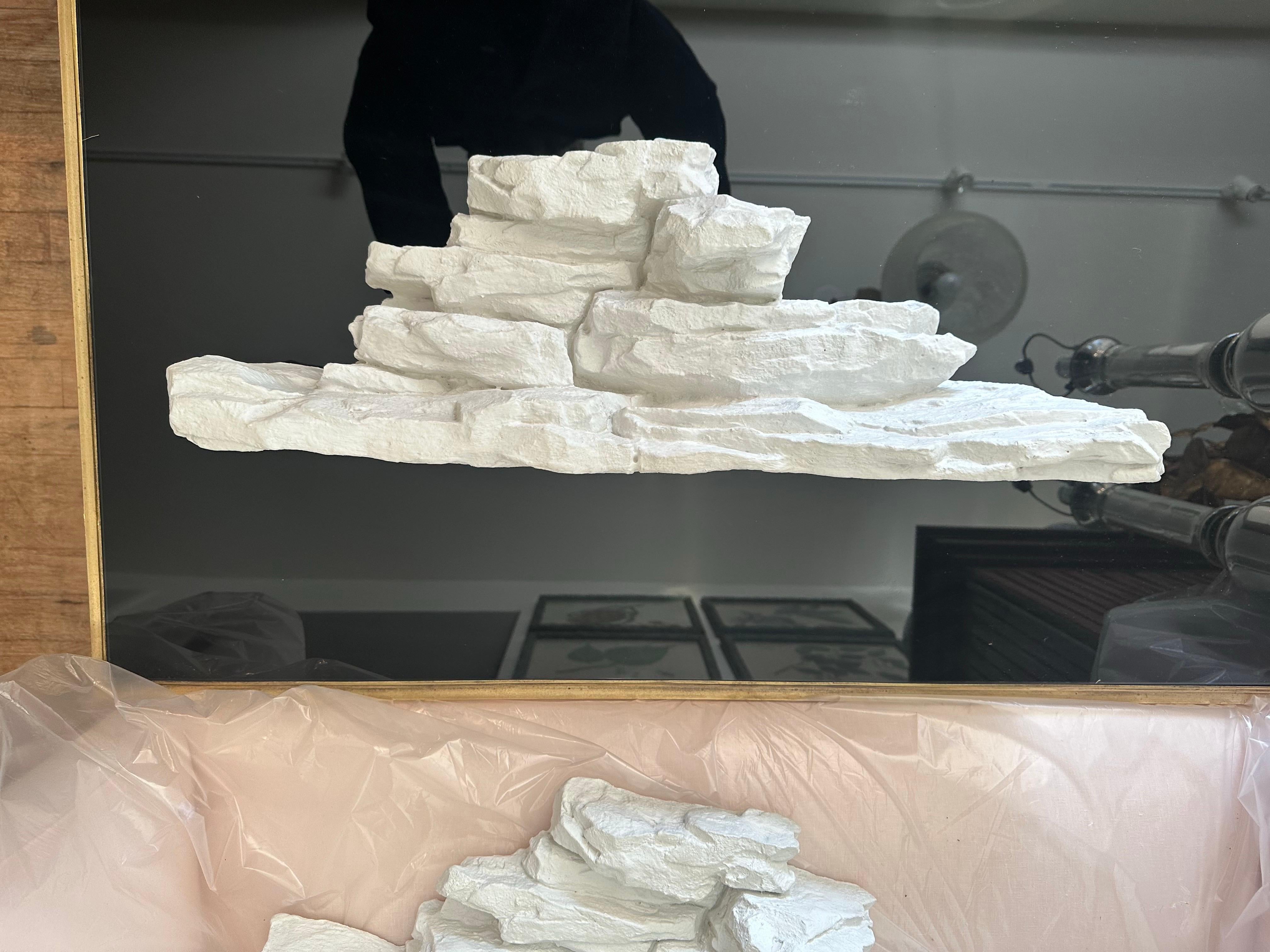 Coppia di mensole da parete in stile cava realizzate in un composto di gesso..... molto elegante.