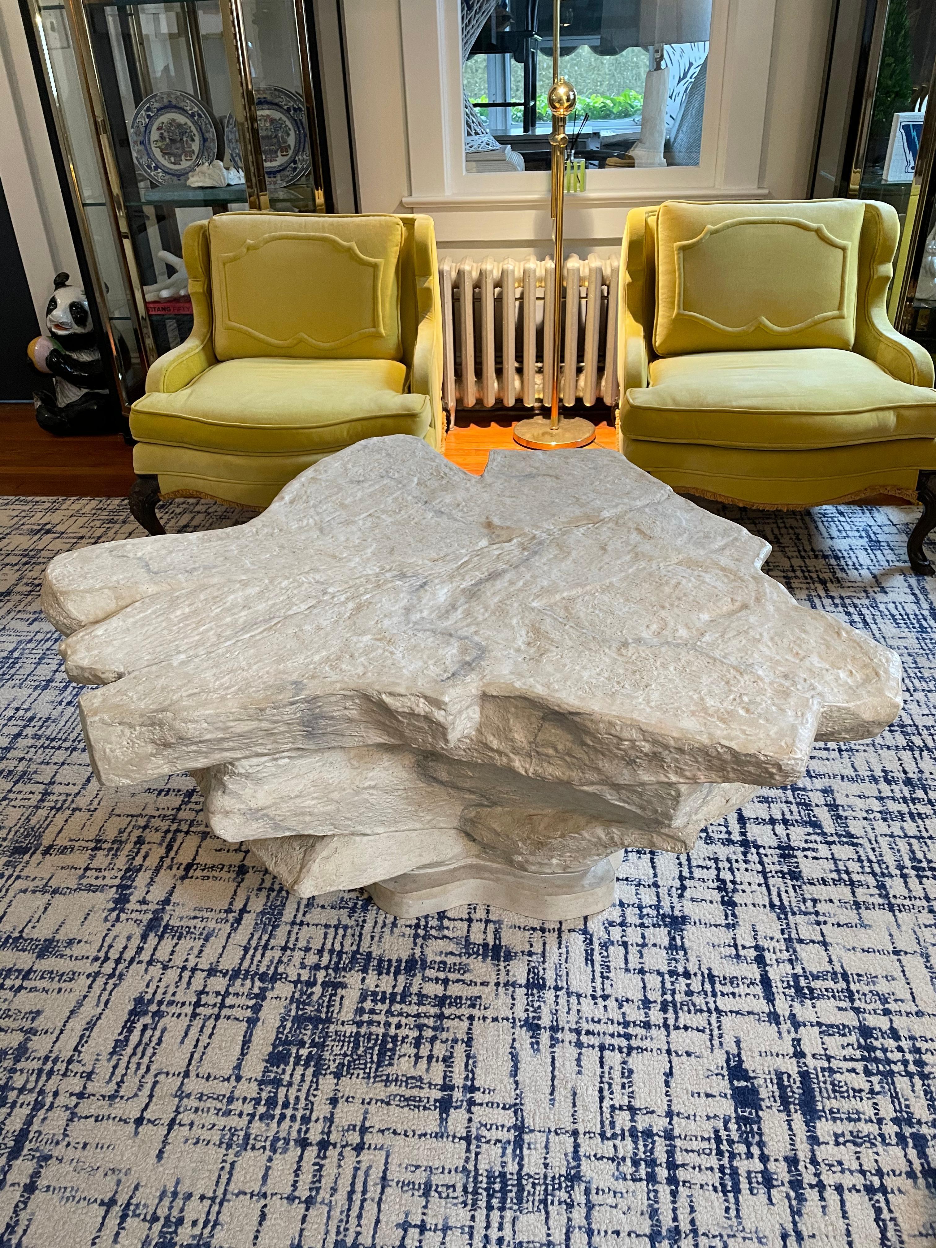 Mid-Century Modern Table basse en plâtre empilé en pierre de Sirmos, à la manière d'Emilio Terry en vente