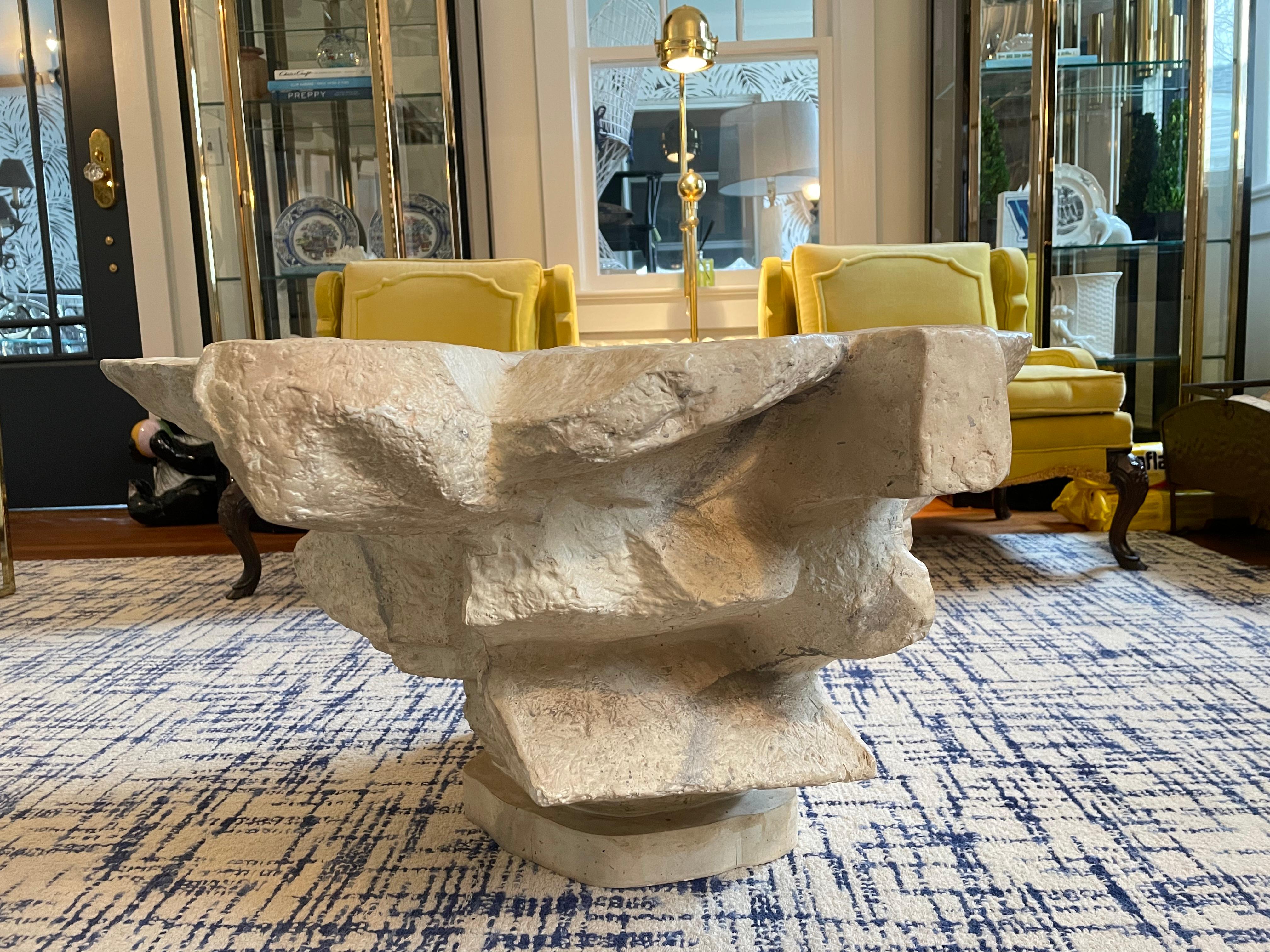 Table basse en plâtre empilé en pierre de Sirmos, à la manière d'Emilio Terry Bon état - En vente à W Allenhurst, NJ